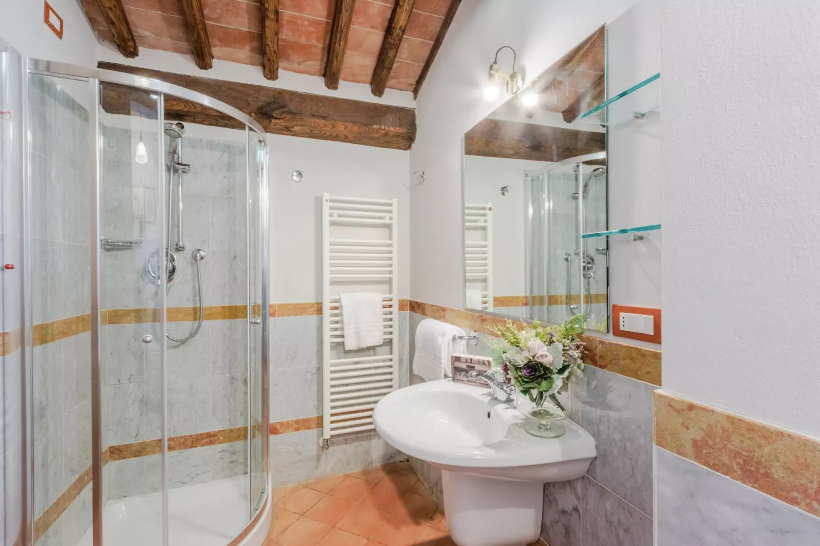 Anna Farmhouse Apartment in Wine Resort in Lucca - Badkamer