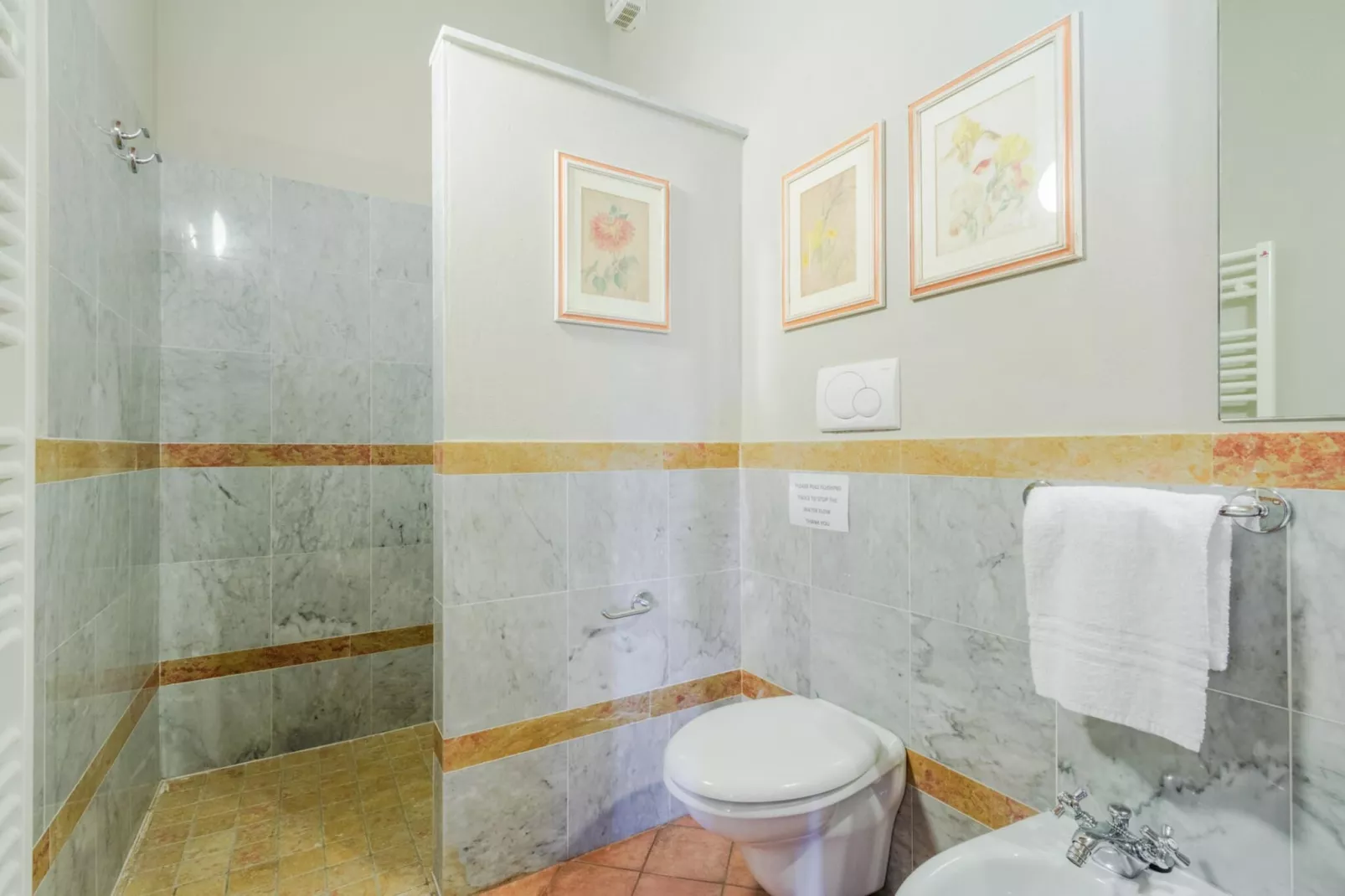 Pietro Farmhouse Apartment in Wine Resort in Lucca - Badkamer