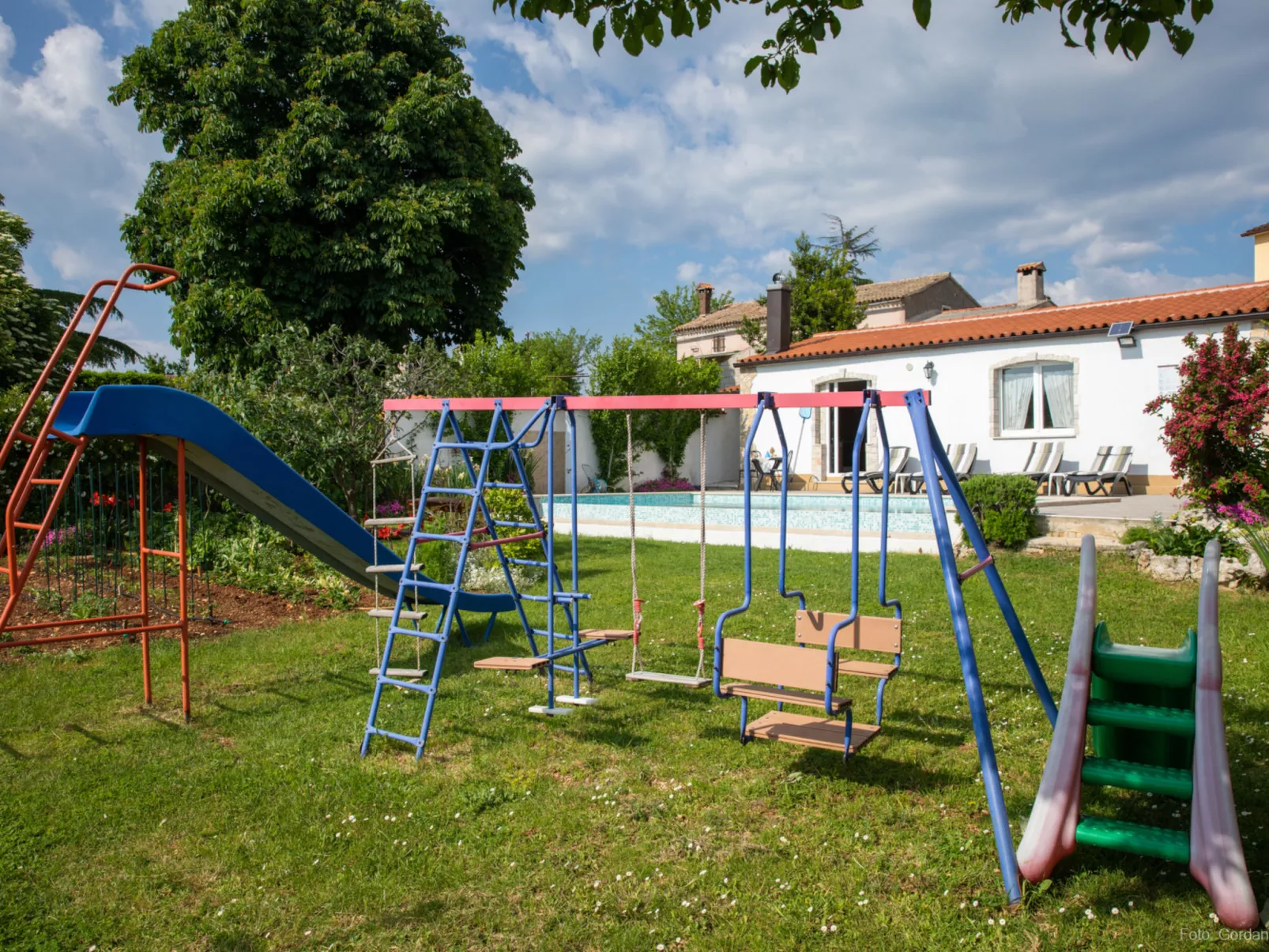 House Barat - Buiten
