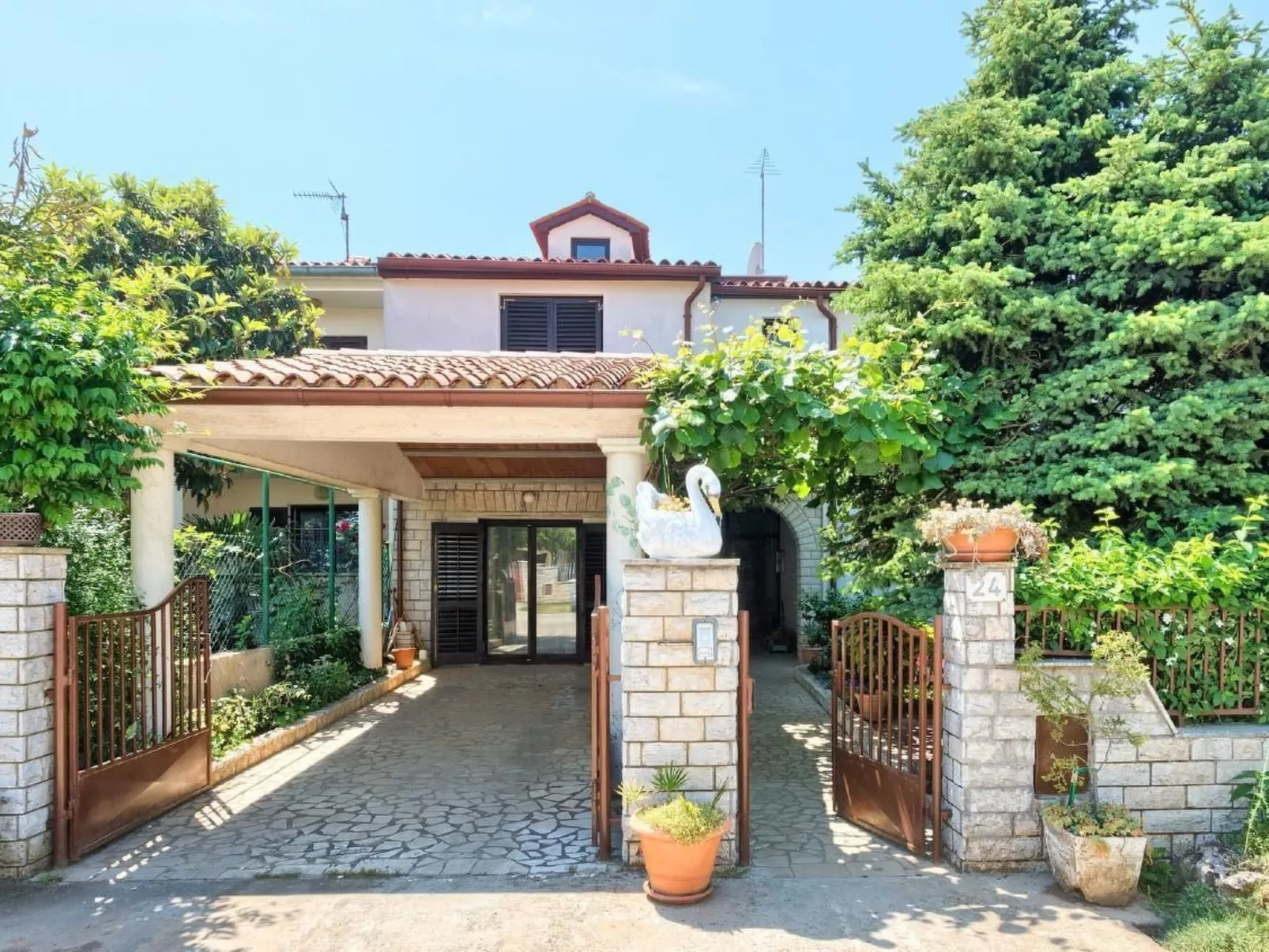Geräumige Ferienwohnung in Fažana mit Gemeinsamem Grill
