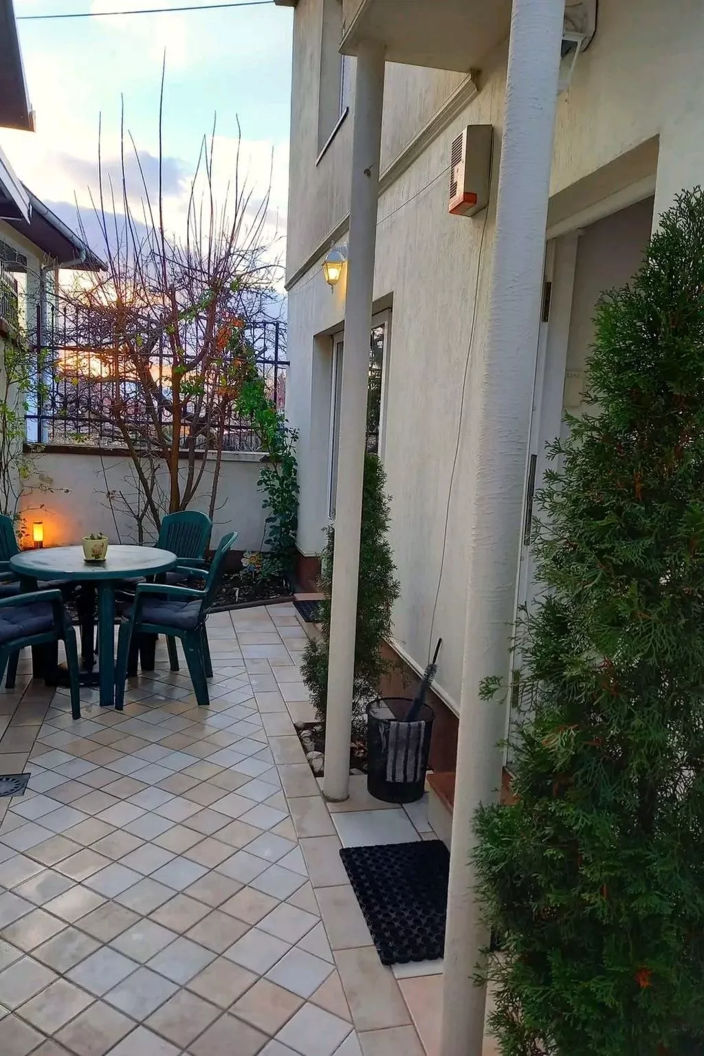 Geräumiges Ferienhaus mit kleinem Garten, nur fünf Gehminuten vom bekannten Bas - Buiten