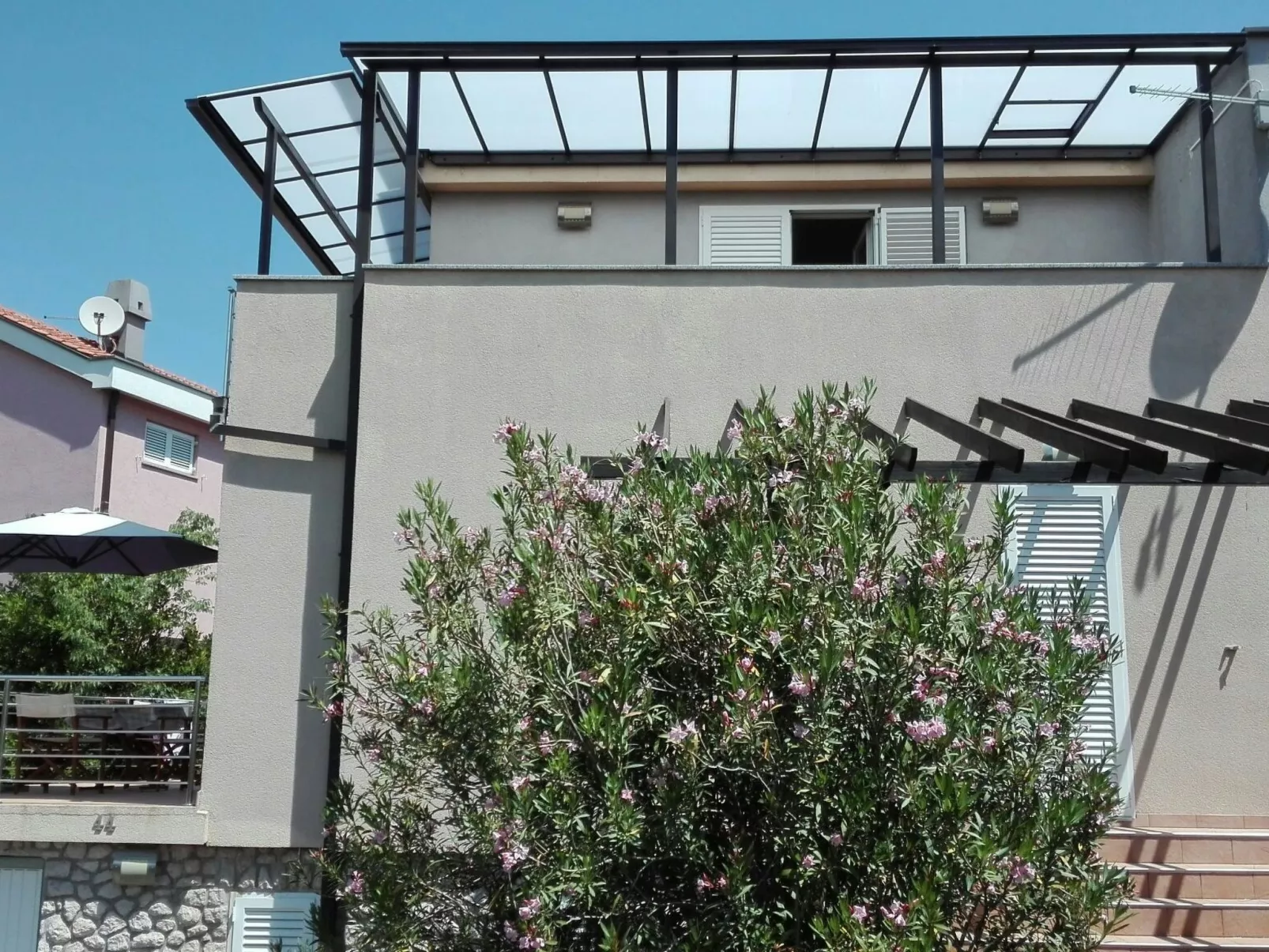Modern eingerichtete Wohnung mit Meerblick - Image-tags.info