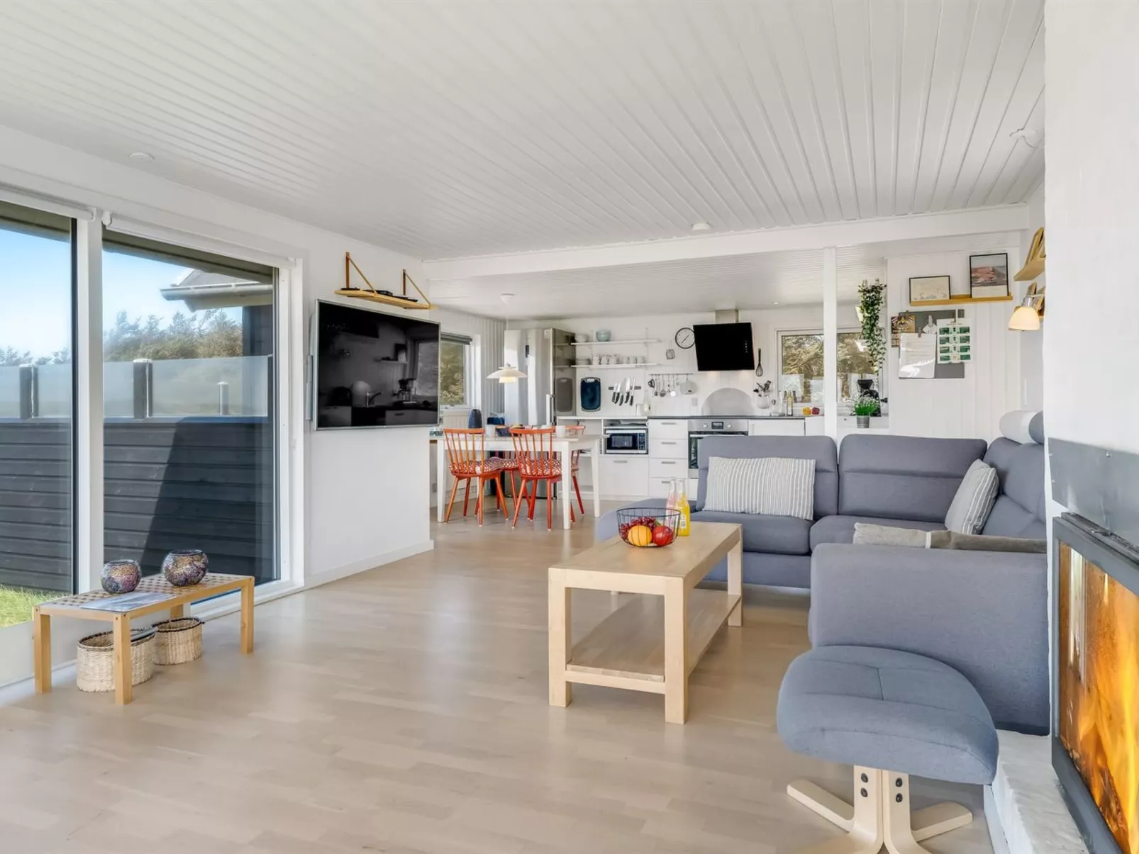 "Carelle" - 300m from the sea - Binnen