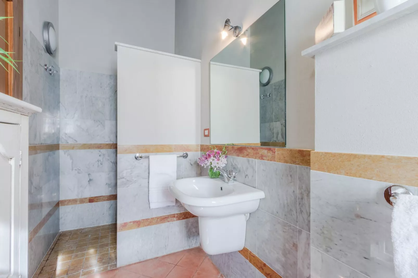 Pietro Farmhouse Apartment in Wine Resort in Lucca - Badkamer