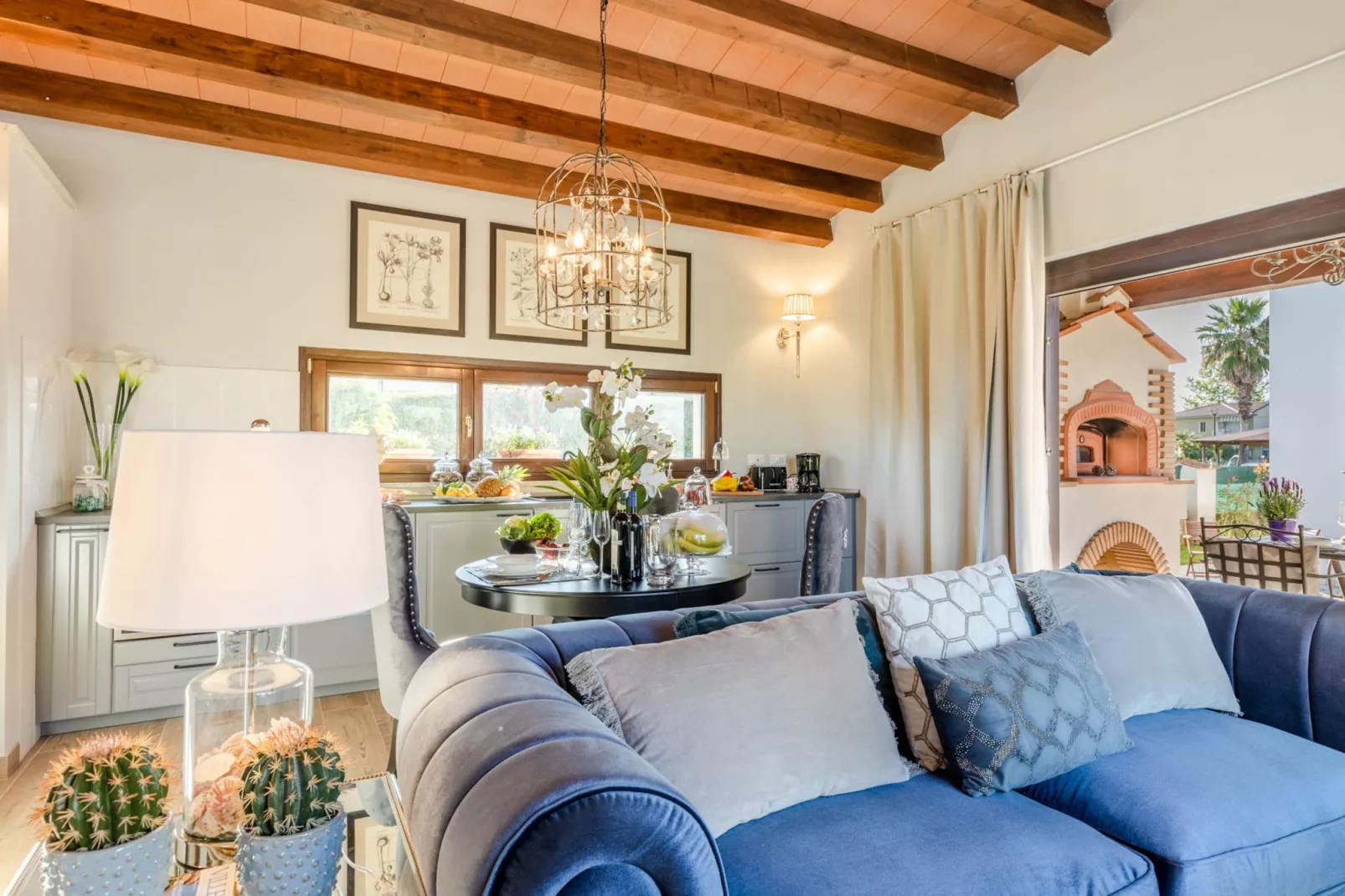 The Luxury Beach Villa - Woonkamer
