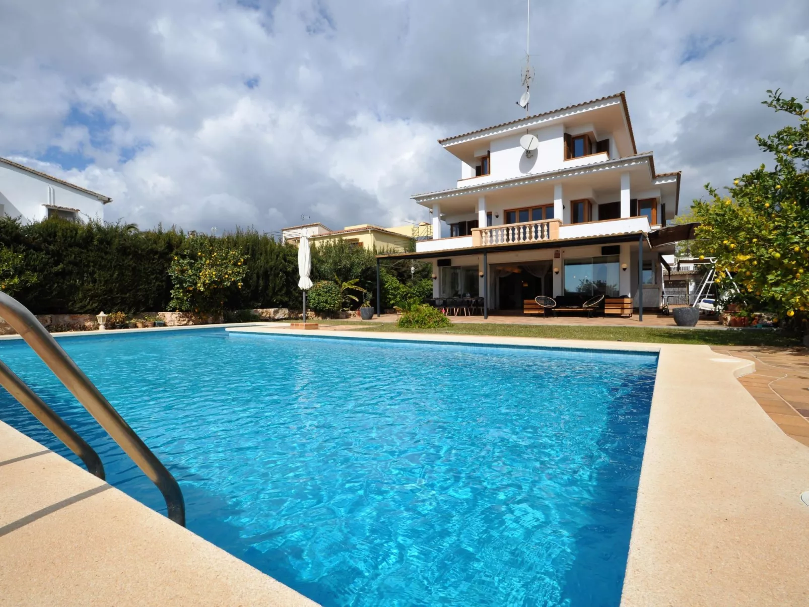 CA NA MALEN Hermosa casa para familias con gran piscina, jardín. - WiFi Gratis - Buiten