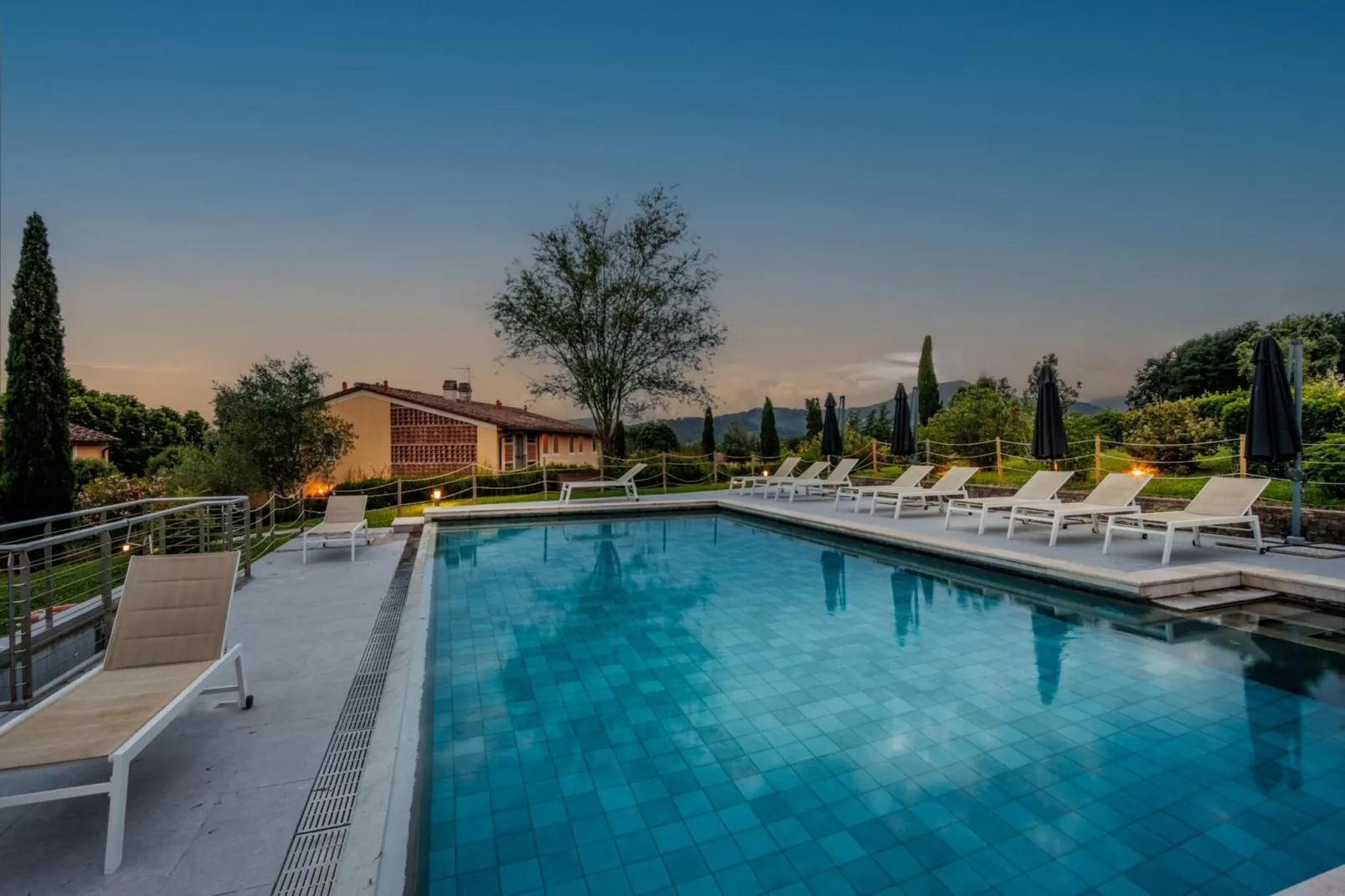 Pietro Farmhouse Apartment in Wine Resort in Lucca - Zwembad