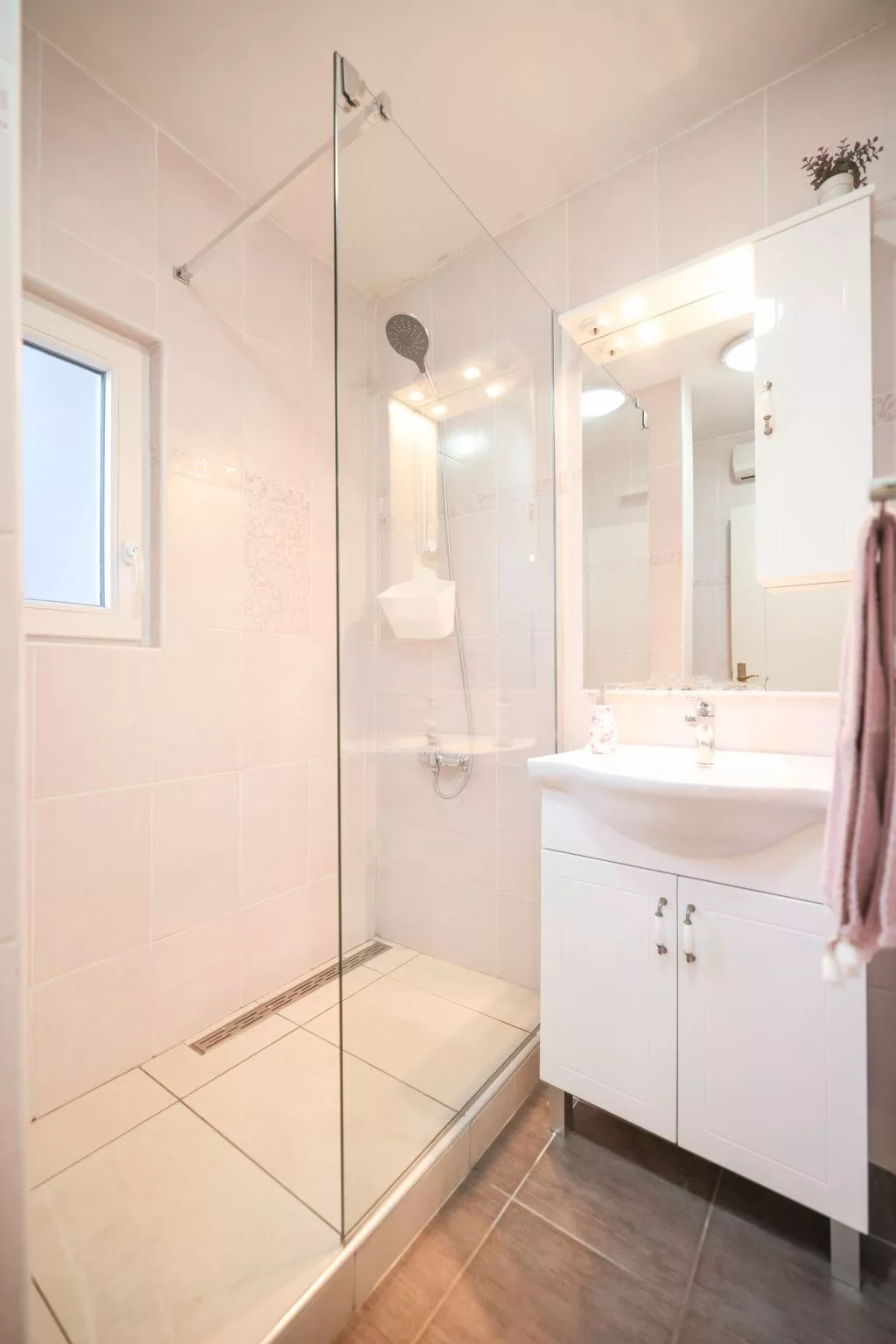 Modern eingerichtete Ferienwohnung mit großer privater Terasse, Außendusche und - Image-tags.info