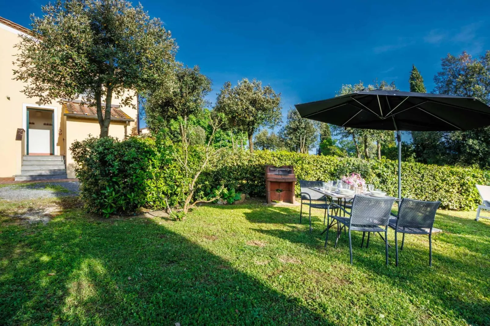 Pietro Farmhouse Apartment in Wine Resort in Lucca - Terrasbalkon
