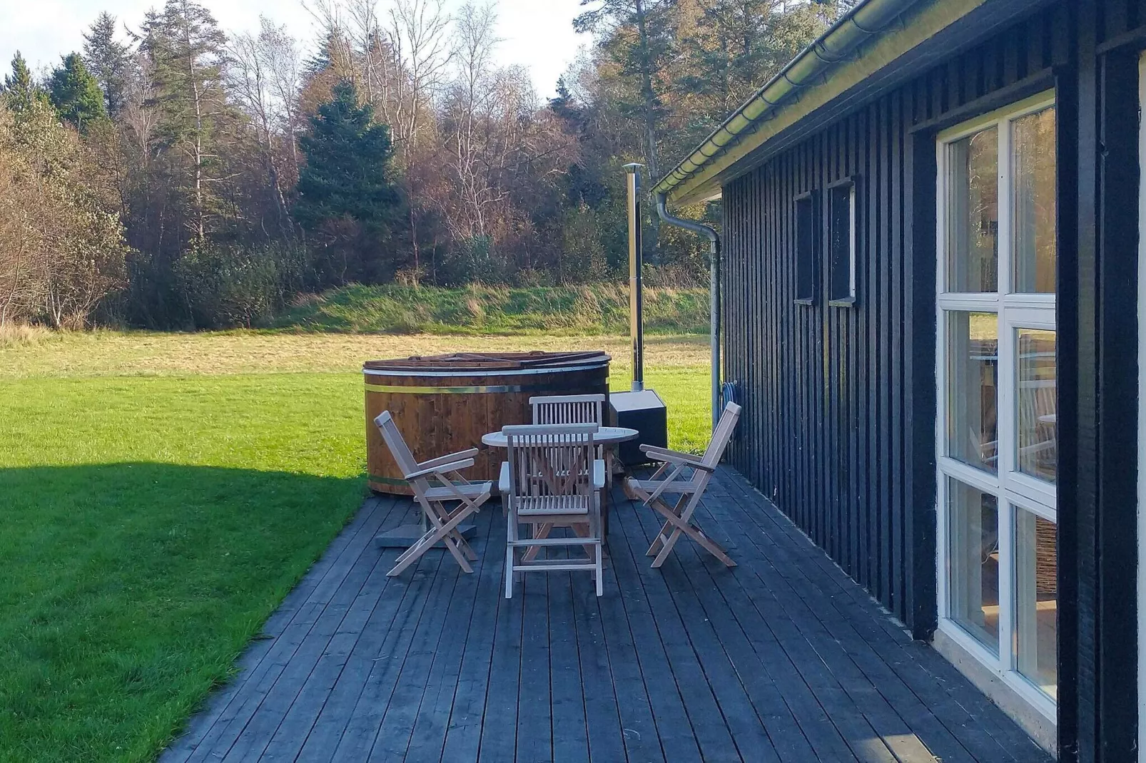 Modern vakantiehuis in Øster Assels met overdekt terras-Buitenlucht