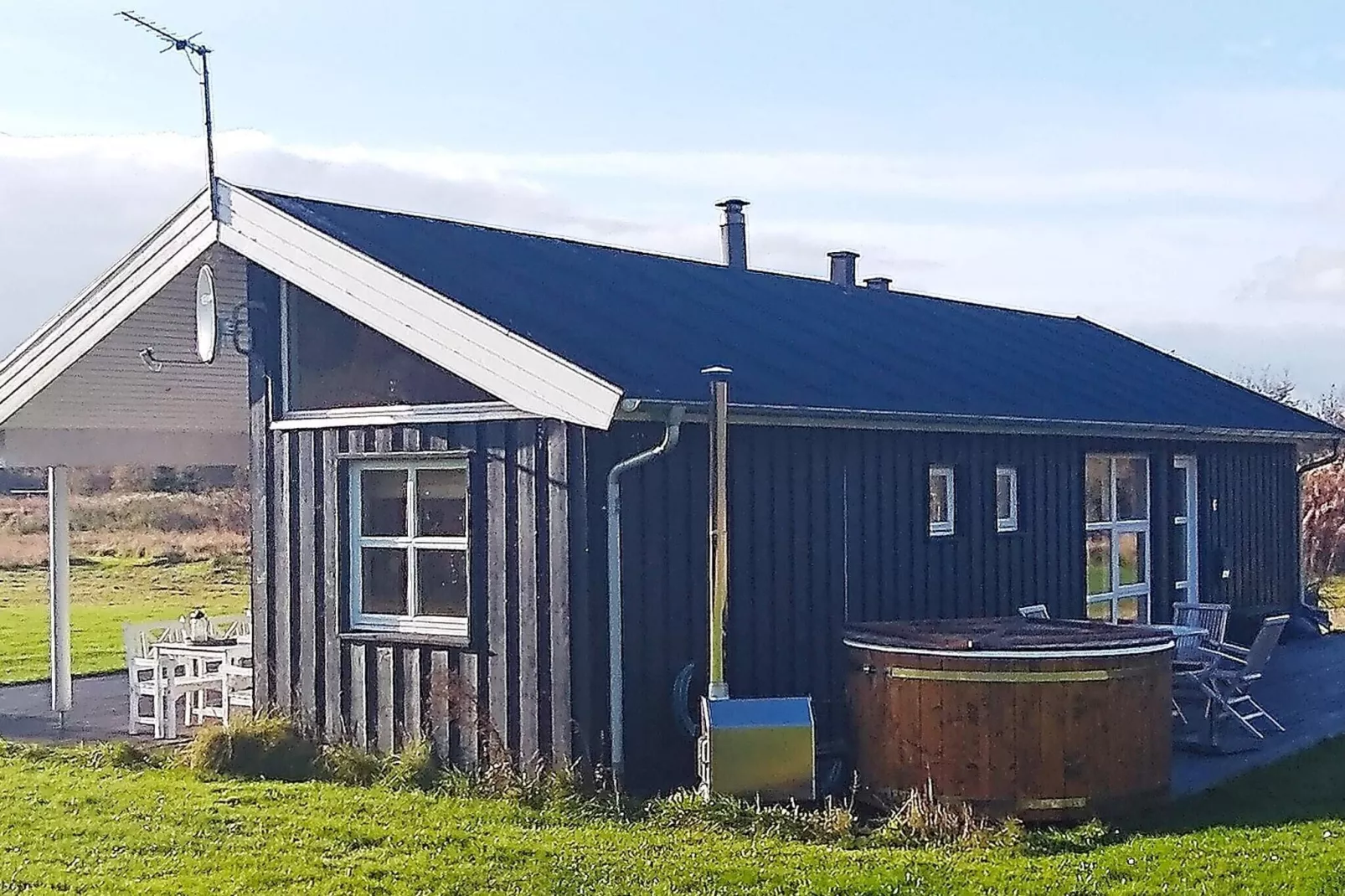 Modern vakantiehuis in Øster Assels met overdekt terras-Buitenlucht