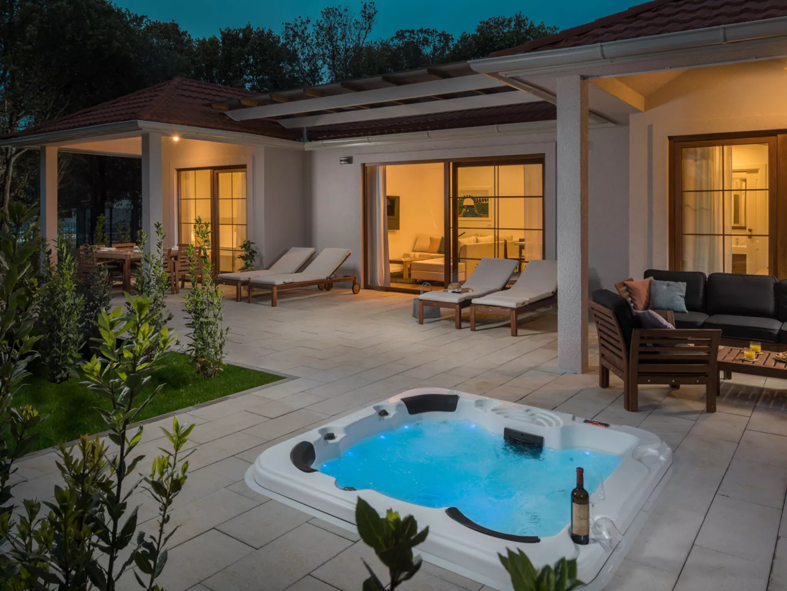 Luxury Bay Villa with private hot tub-Buiten