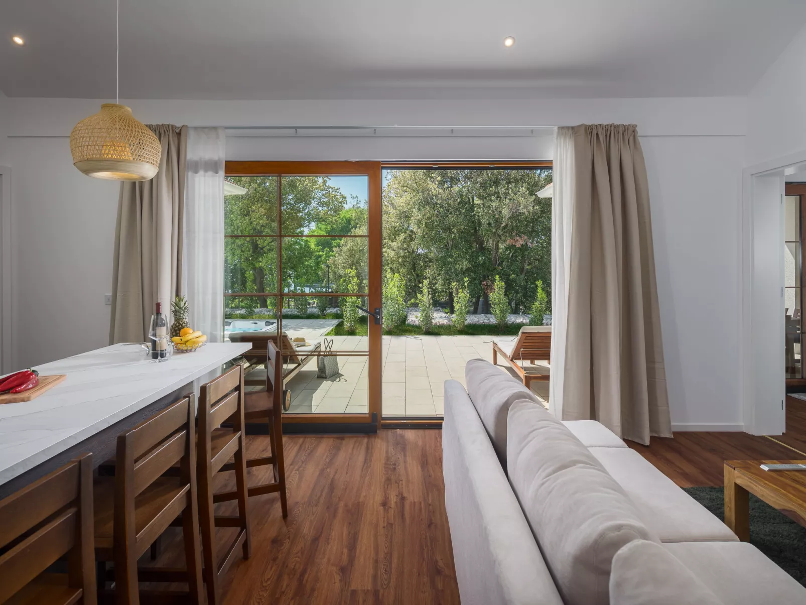 Luxury Bay Villa with private hot tub-Binnen