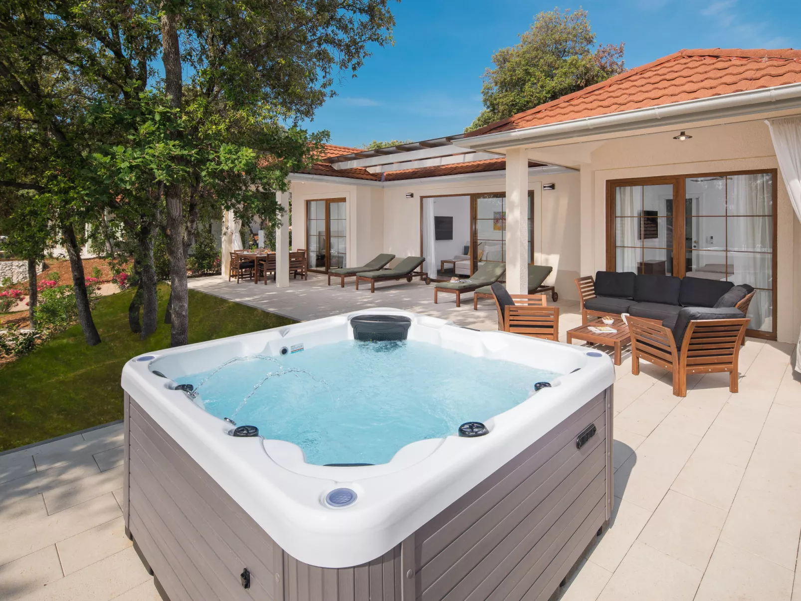 Luxury Bay Villa with private hot tub-Buiten