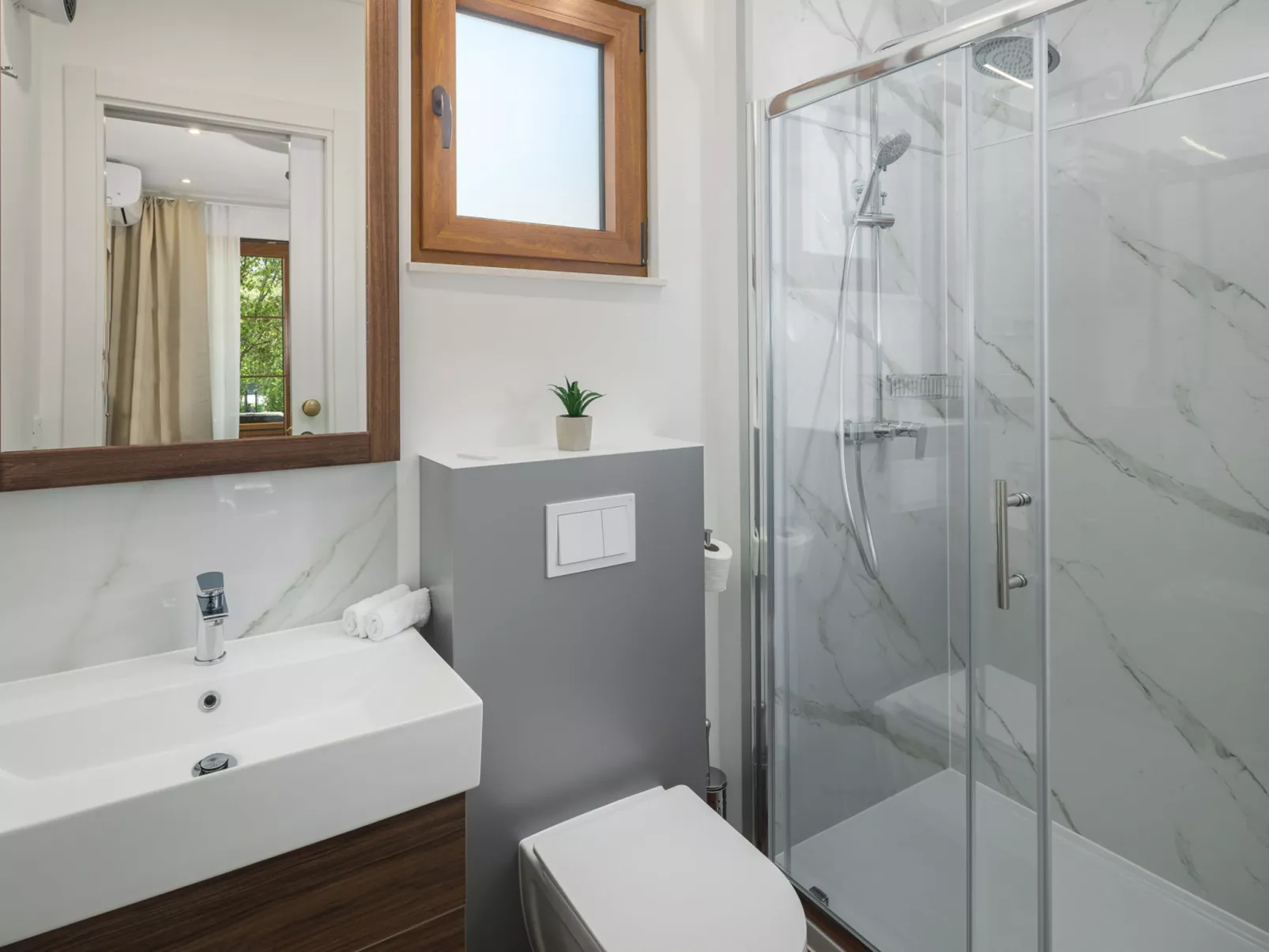 Luxury Bay Villa with private hot tub-Binnen