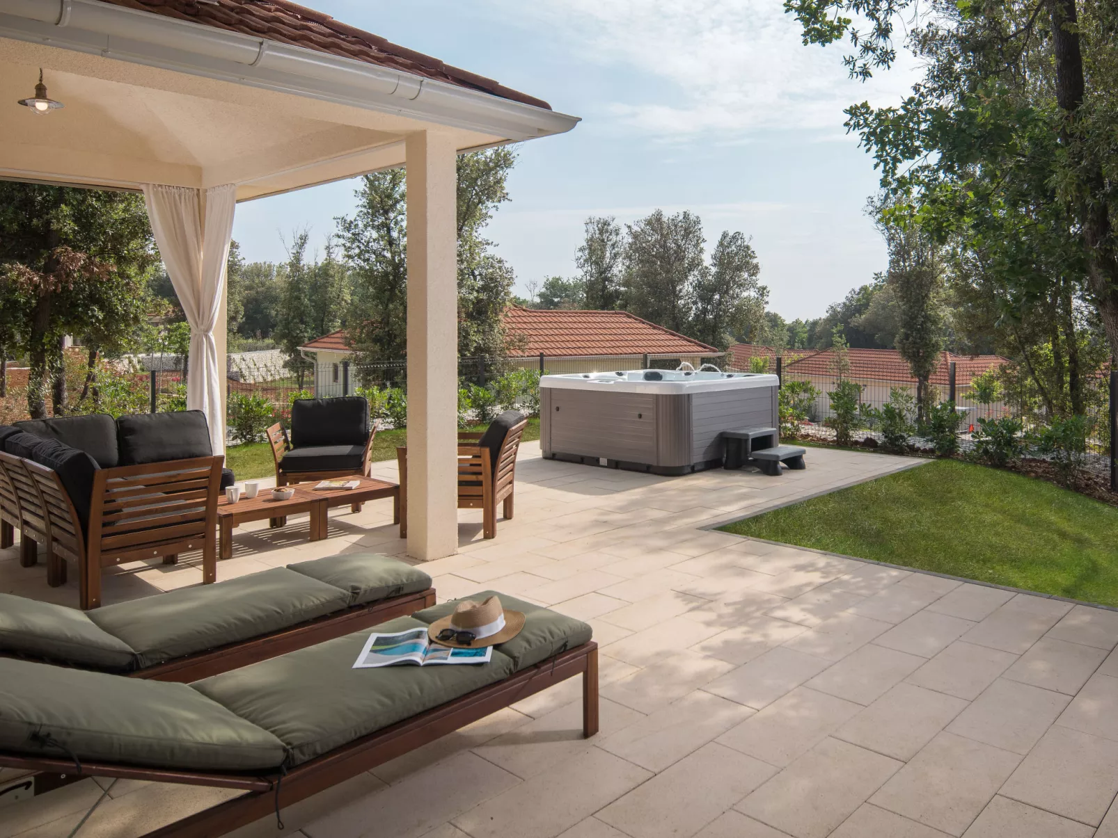 Luxury Bay Villa with private hot tub-Buiten