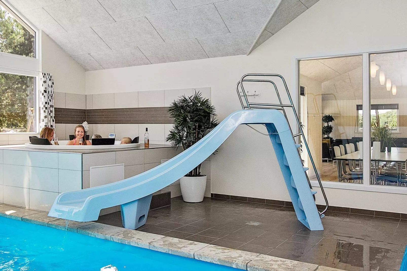 Luxe vakantiehuis in Nexø met groot zwembad-Zwembad