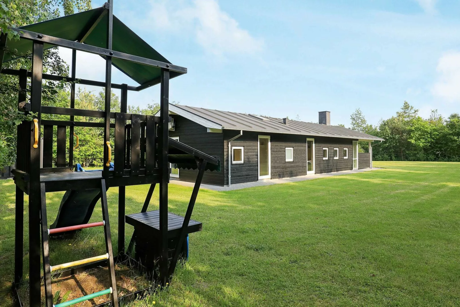 Rustig vakantiehuis in Højslev met een gazon-Uitzicht