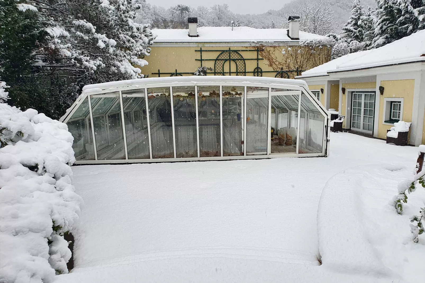 Gezellige villa in Hinterbrühl met een privézwembad-Exterieur winter