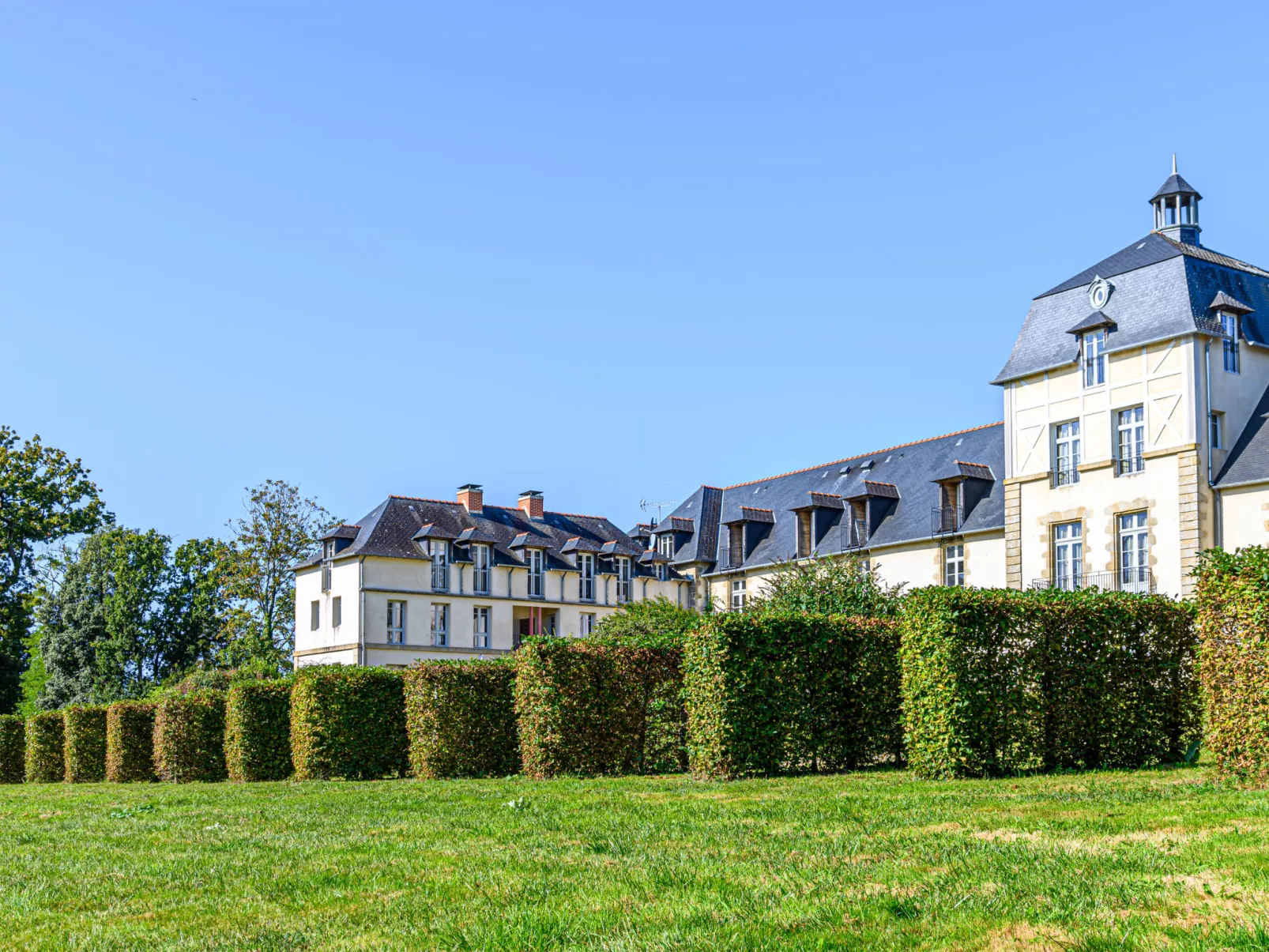 Le Château de Kergonano-Buiten