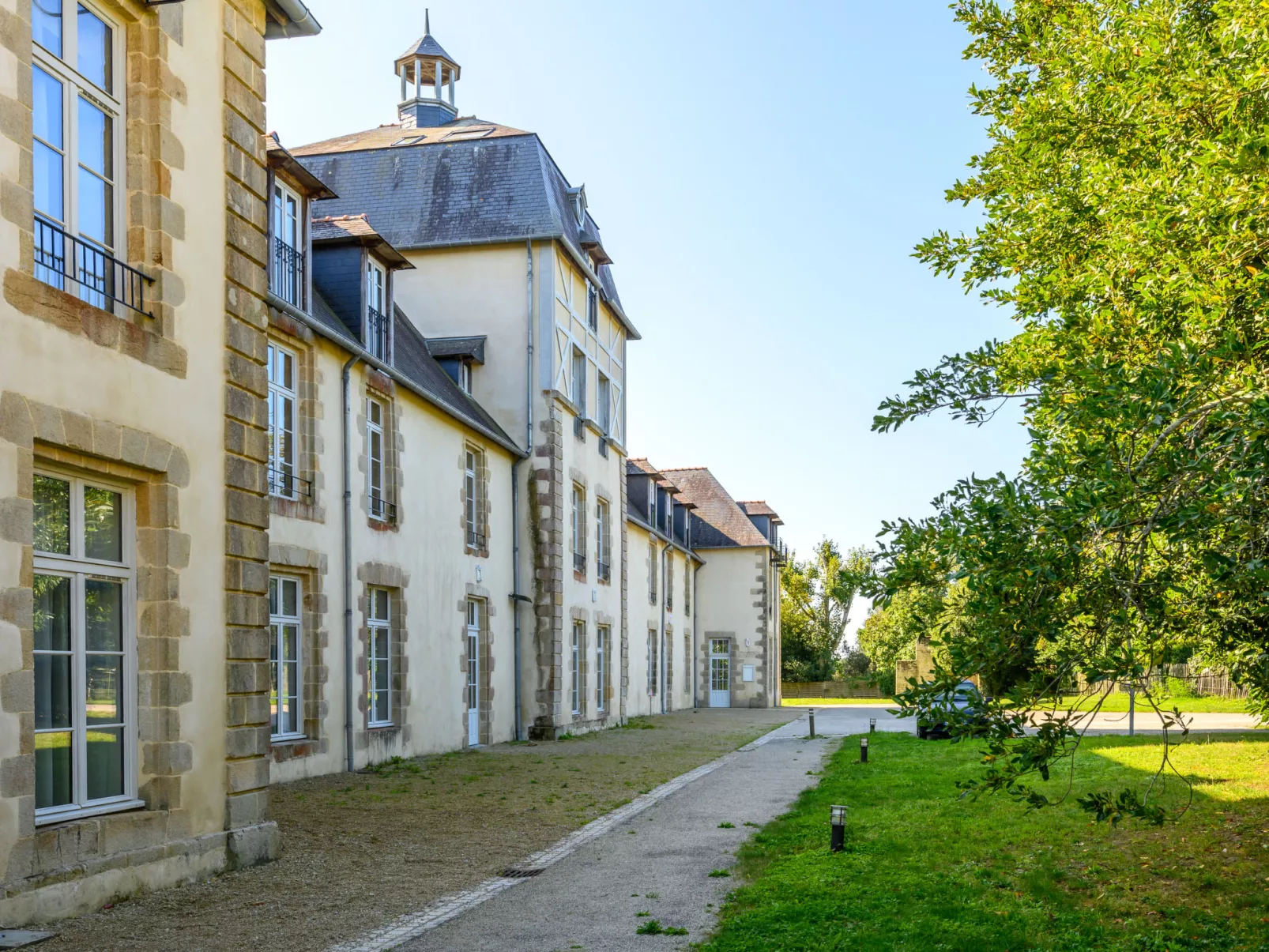 Le Château de Kergonano-Buiten