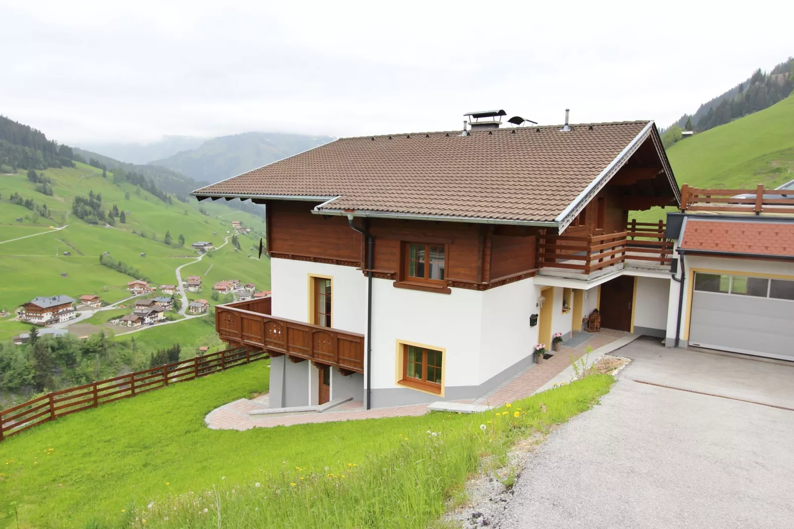Prachtig appartement in Salzburgerland met zonnig balkon-Buitenkant zomer