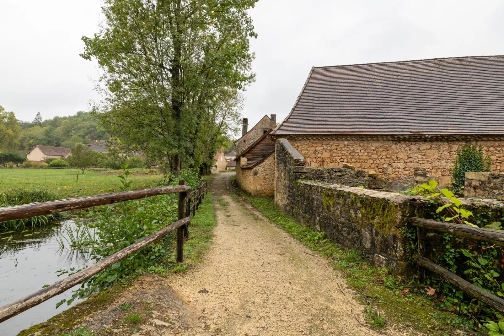 Le Moustier-Buitenkant zomer