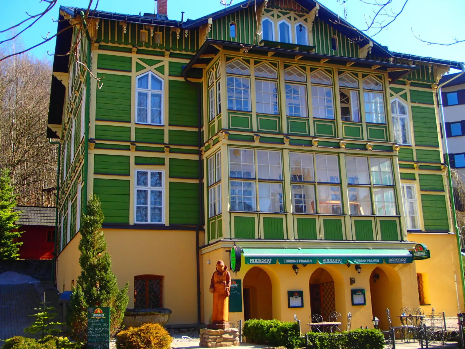 Stříbrný pramen-Buiten