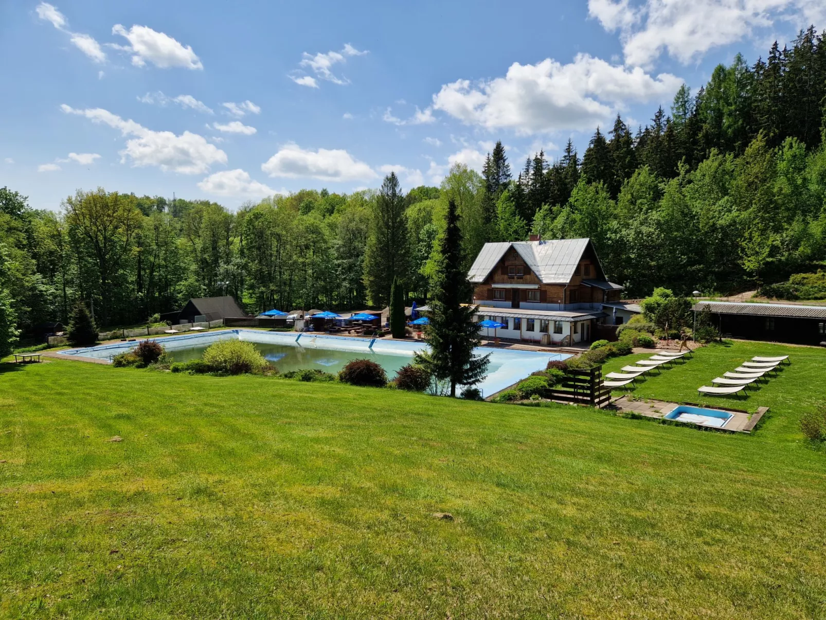Luxe Timber Lodge & Pet Retreat-Buiten