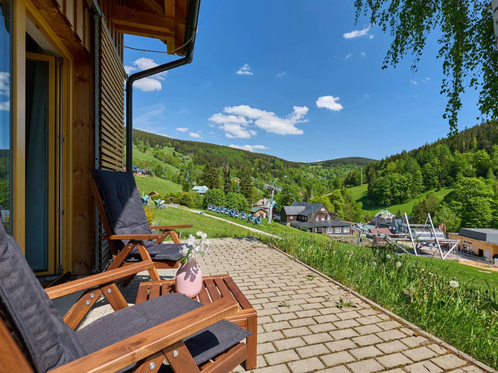 Ski-In Ski-Out Mountain Duplex Portášky3-Buiten