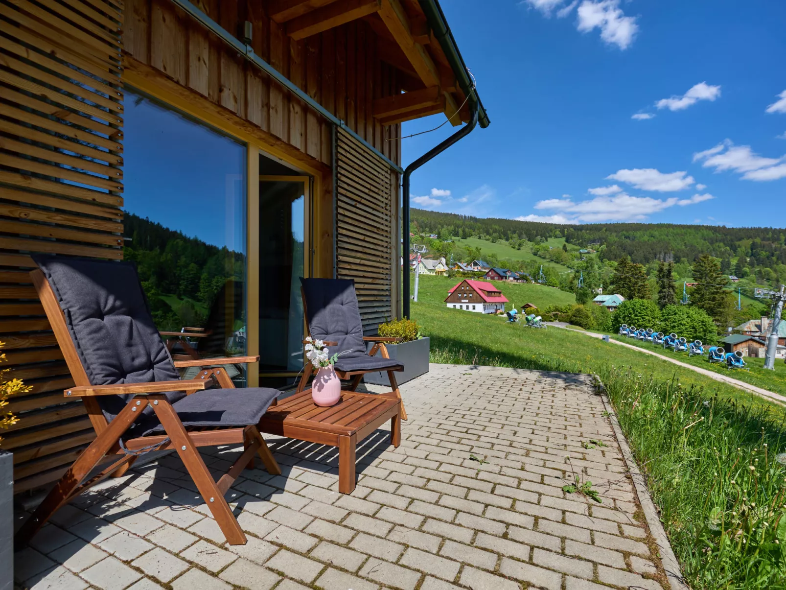 Ski-In Ski-Out Mountain Duplex Portášky3-Buiten