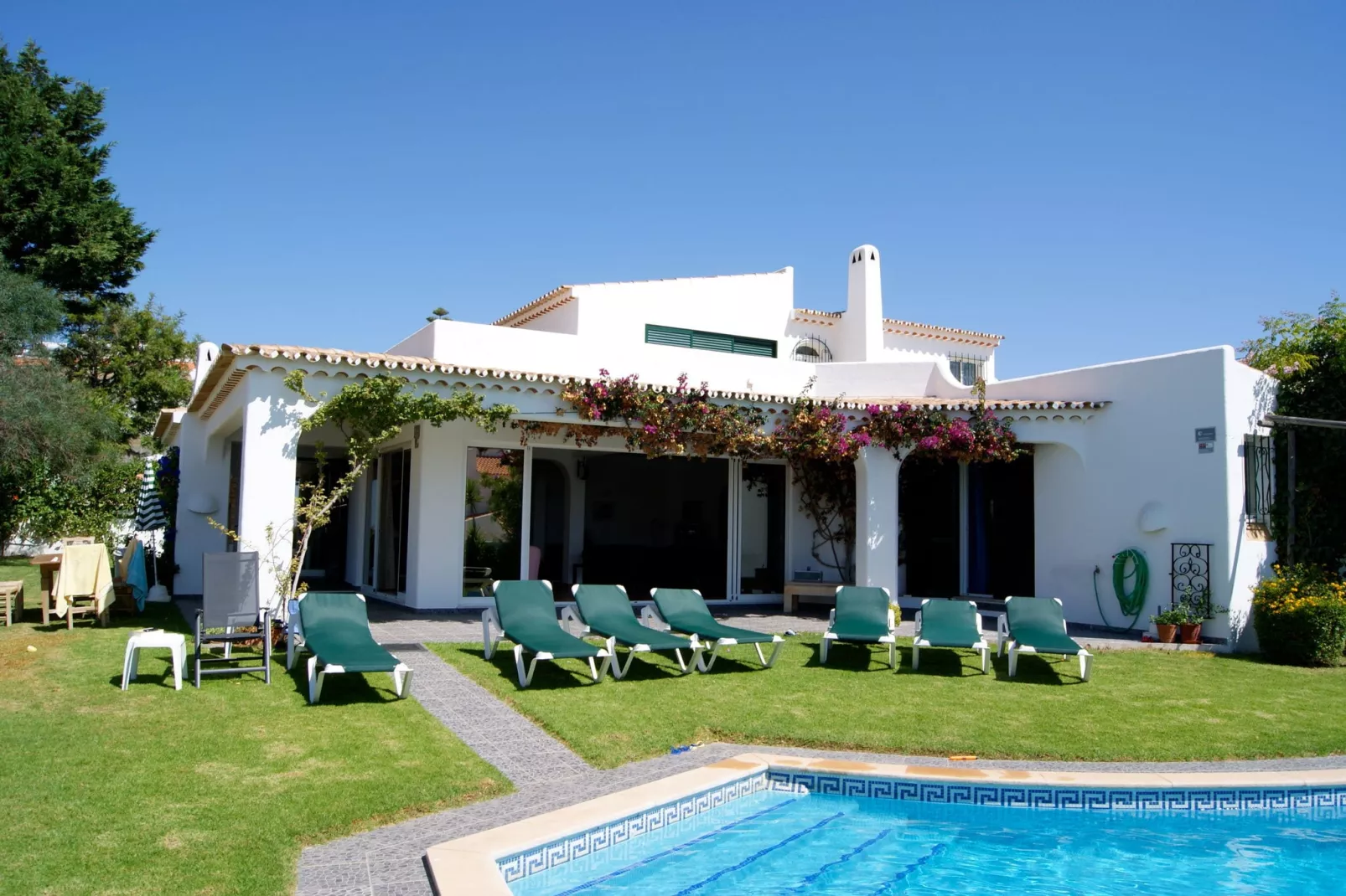 Villa Laranjeira-Buitenkant zomer