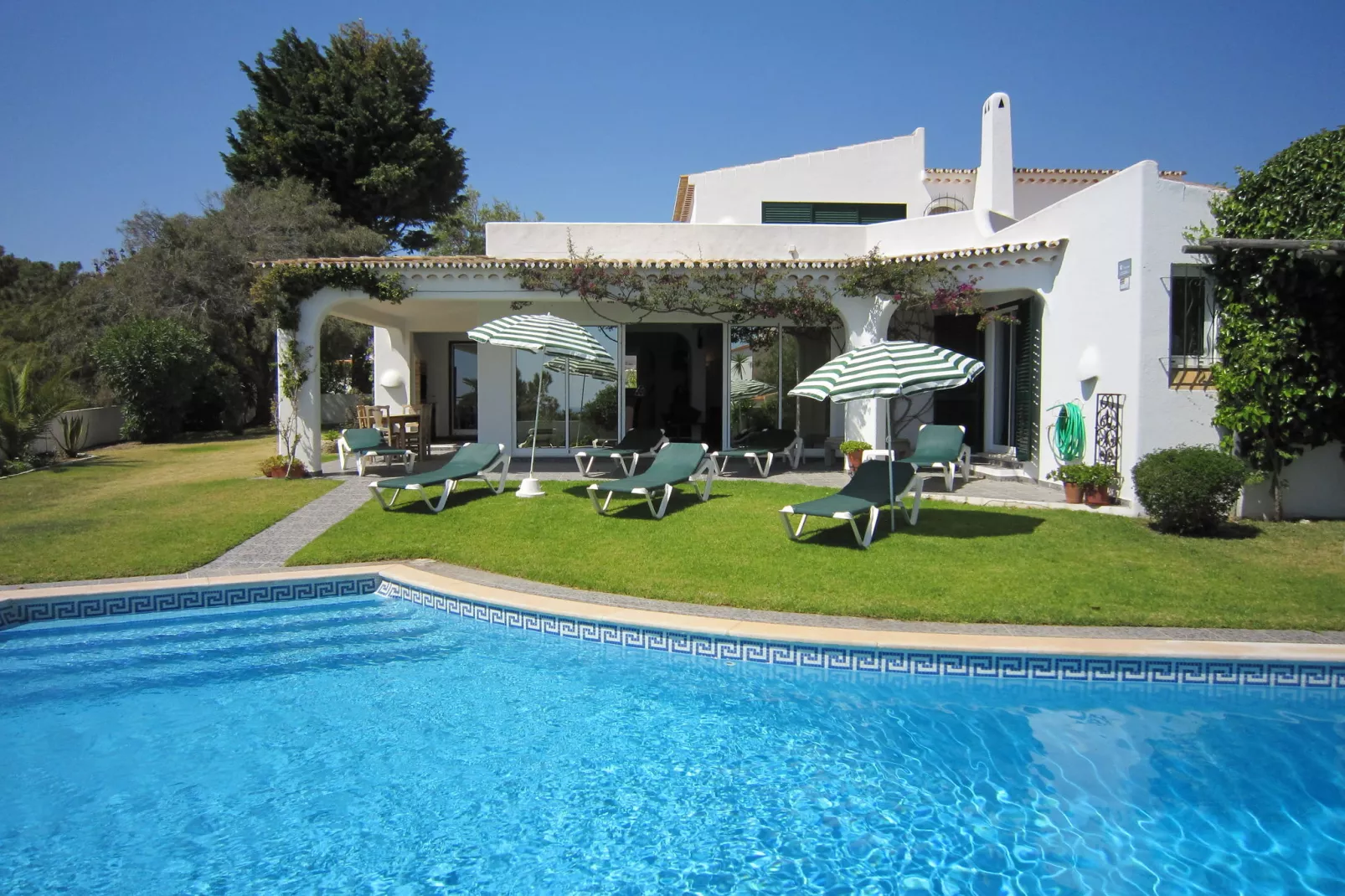 Villa Laranjeira-Buitenkant zomer