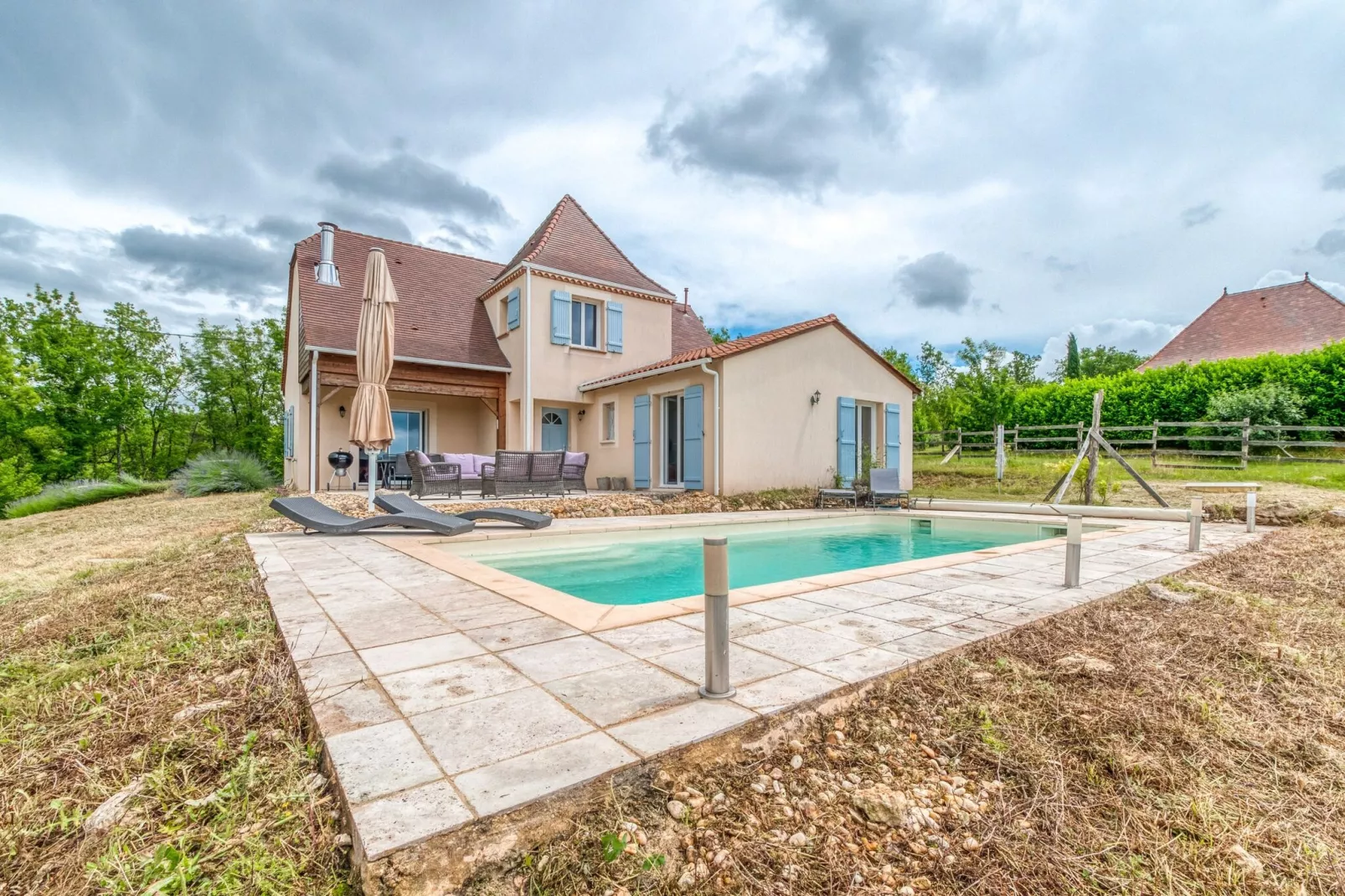 Villa Sainte Foy de Longas-Buitenkant zomer