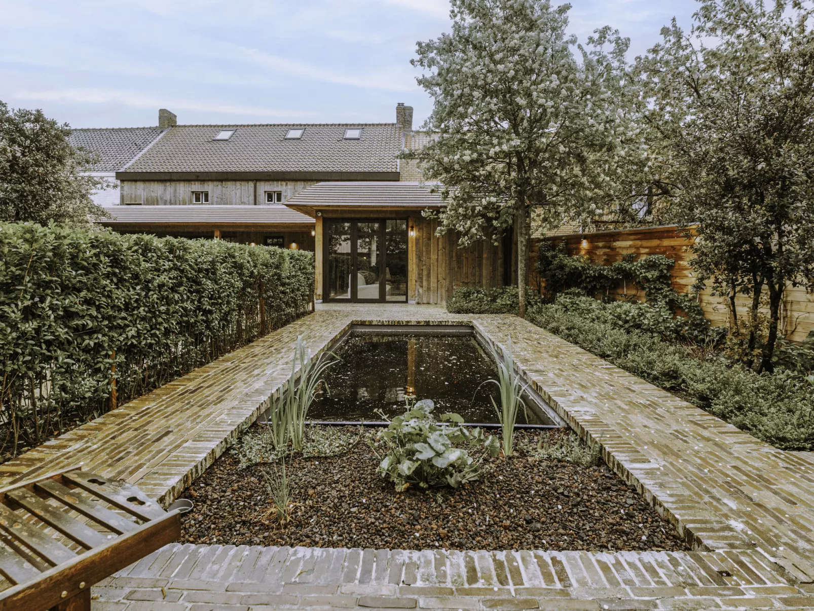 Huyze Ter Bercken with swimming pond-Buiten