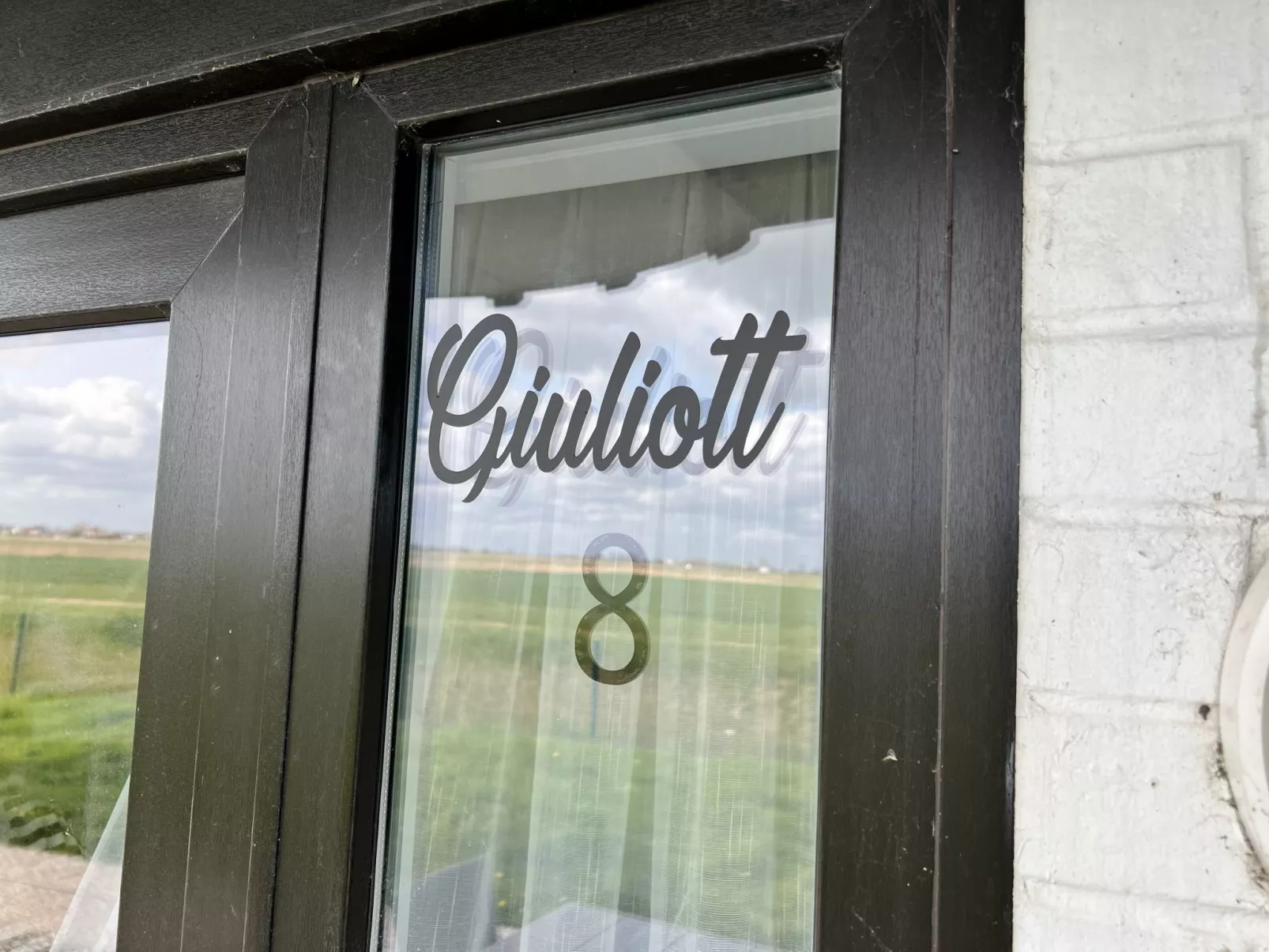 Giuliott with parking and shared pool-Binnen