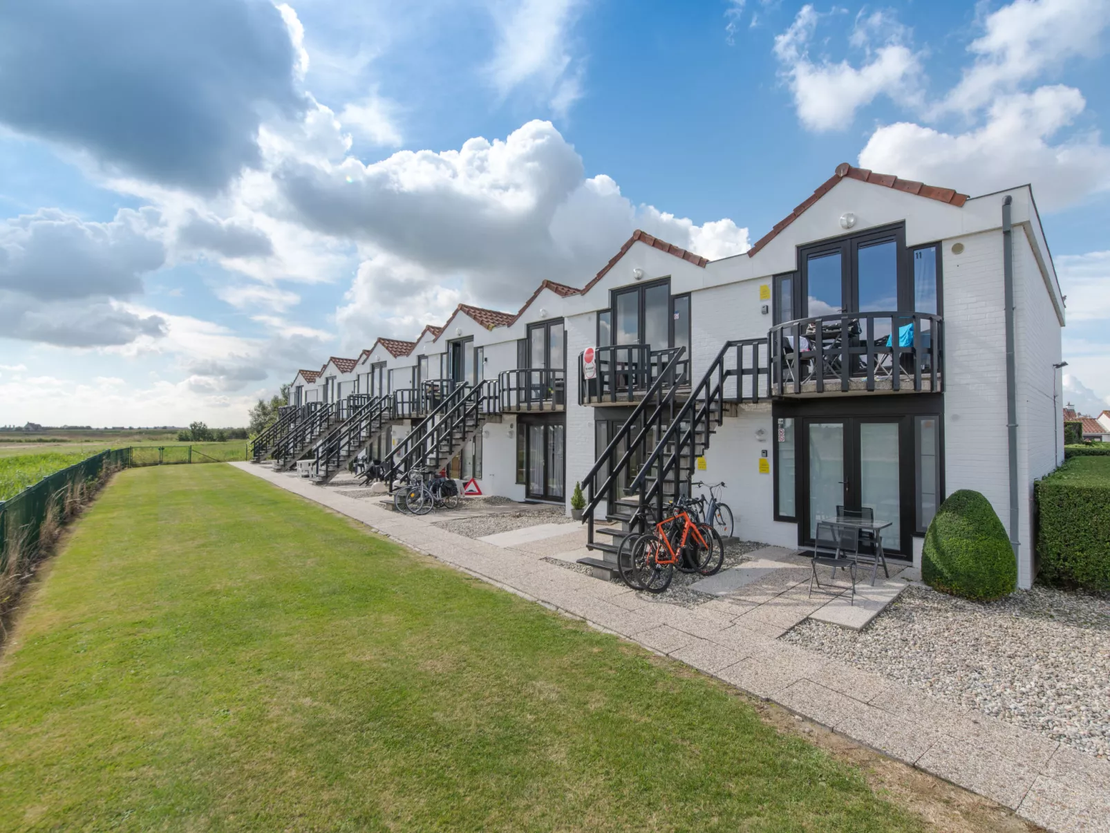 Giuliott with parking and shared pool-Buiten