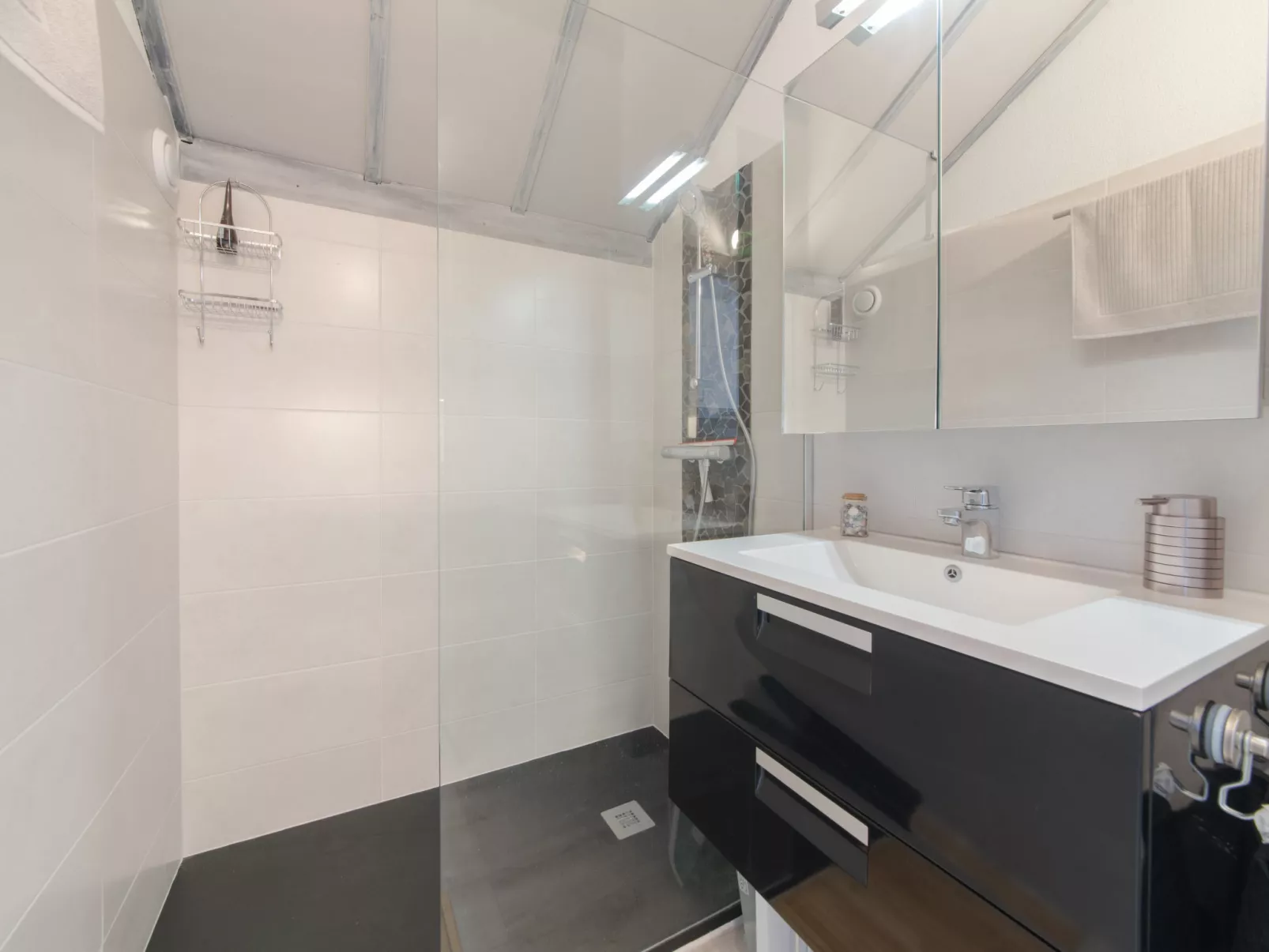 La Bella Vita parking and shared pool-Binnen