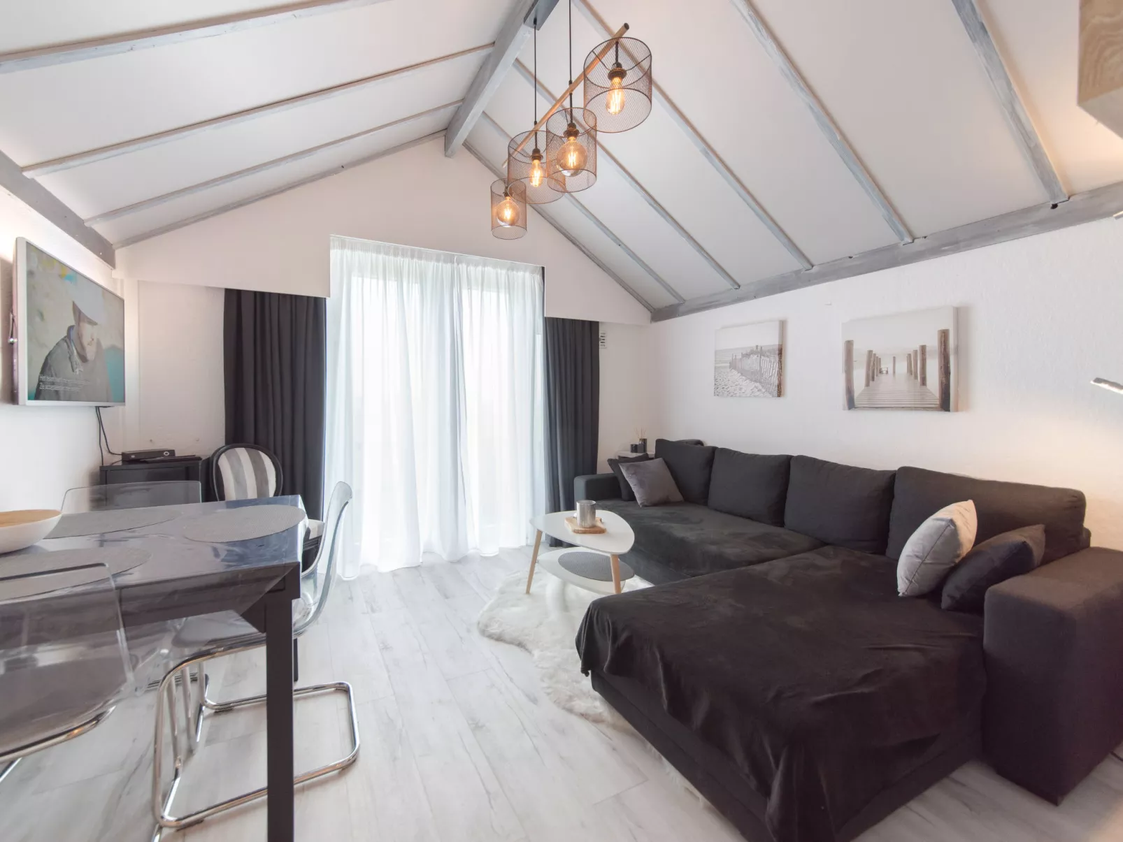 La Bella Vita parking and shared pool-Binnen