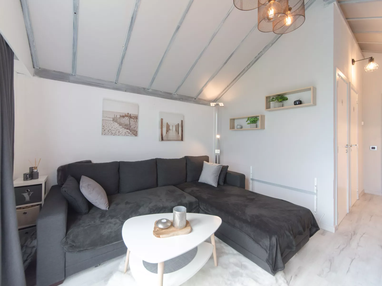 La Bella Vita parking and shared pool-Binnen