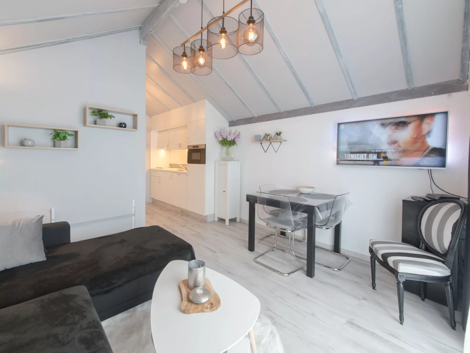 La Bella Vita parking and shared pool-Binnen