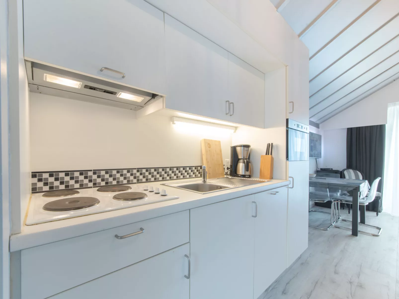 La Bella Vita parking and shared pool-Binnen