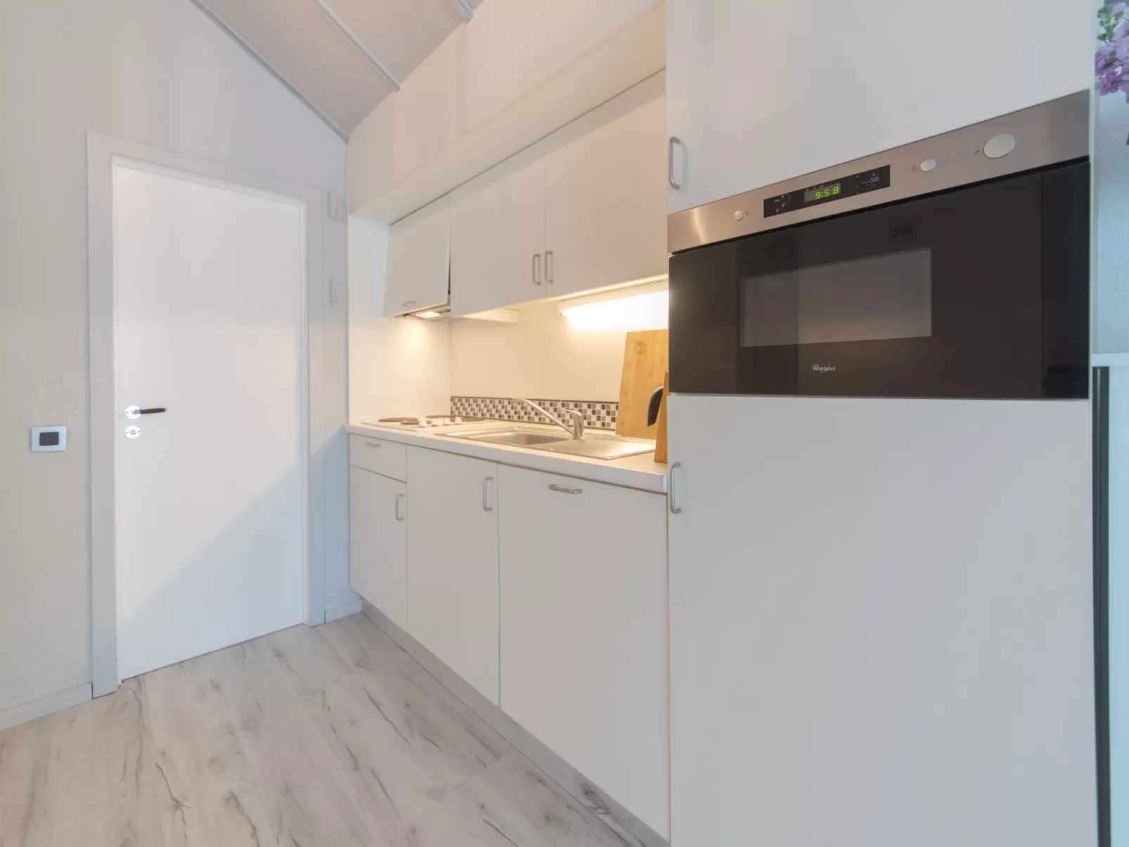 La Bella Vita parking and shared pool-Binnen