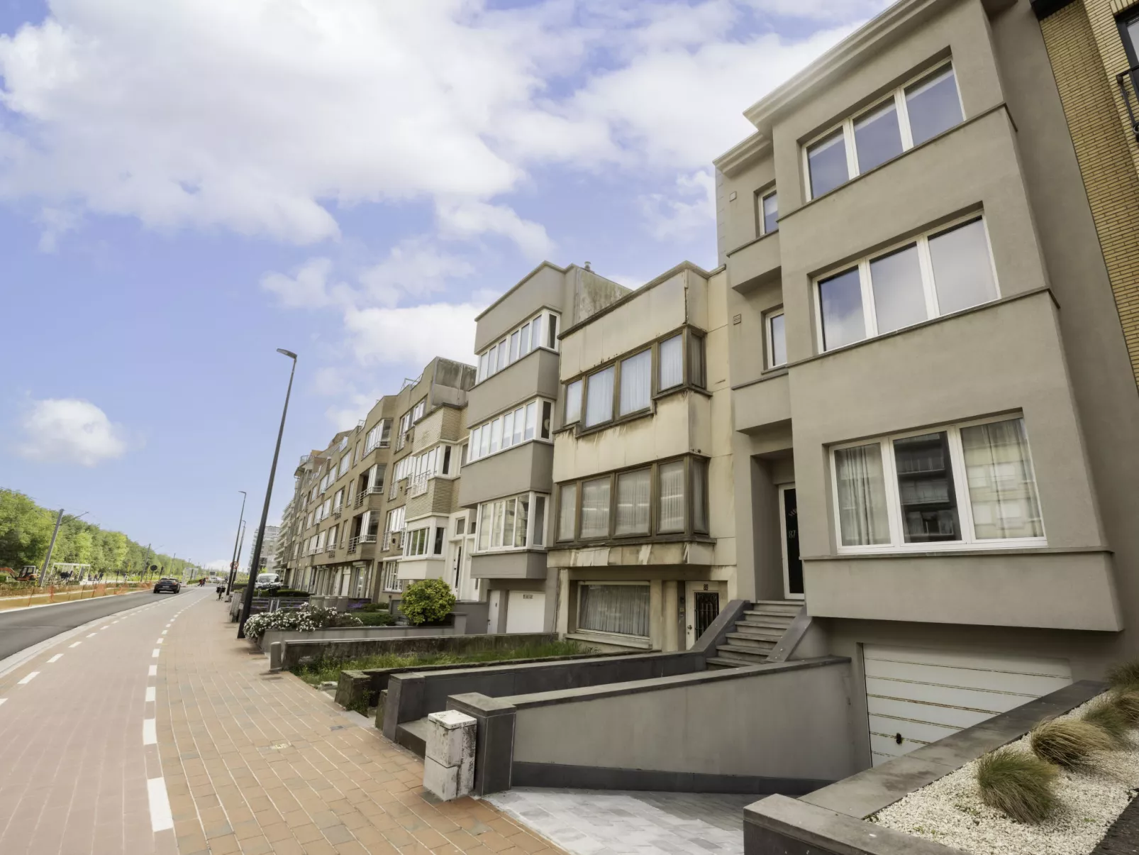 Andrei with parking in the house-Buiten