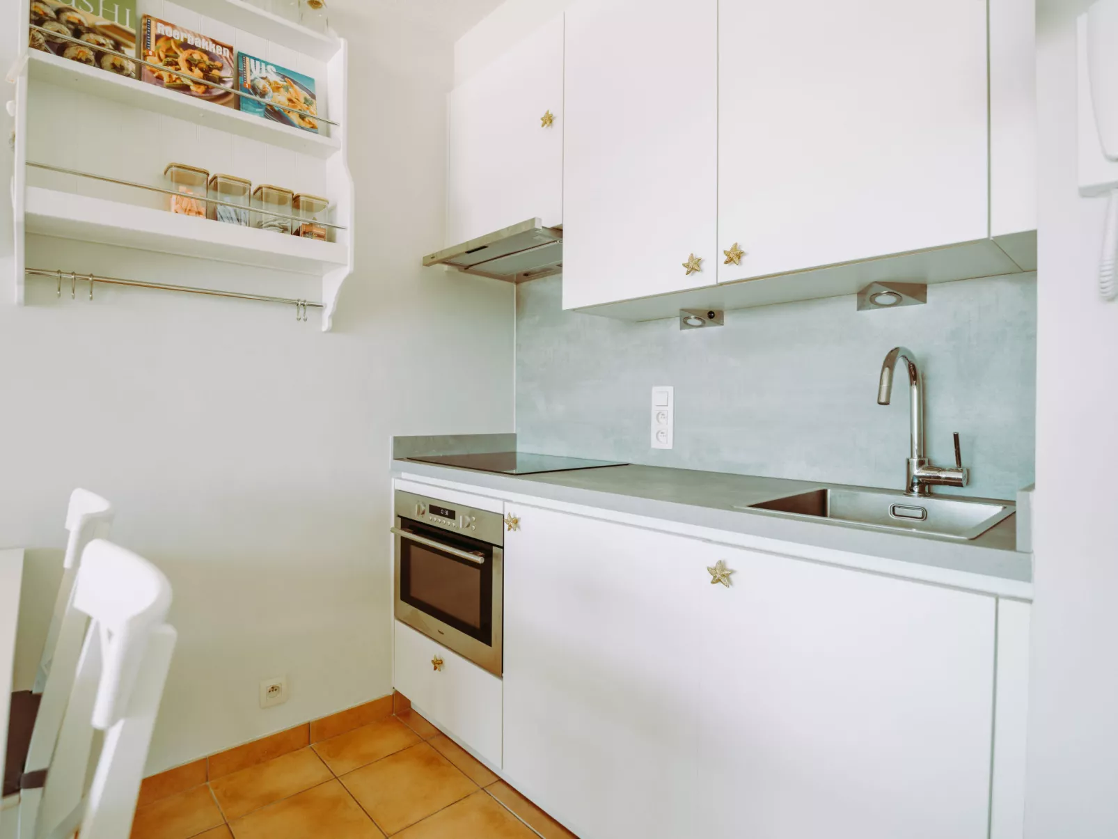 Pacific with parking and sea view-Binnen