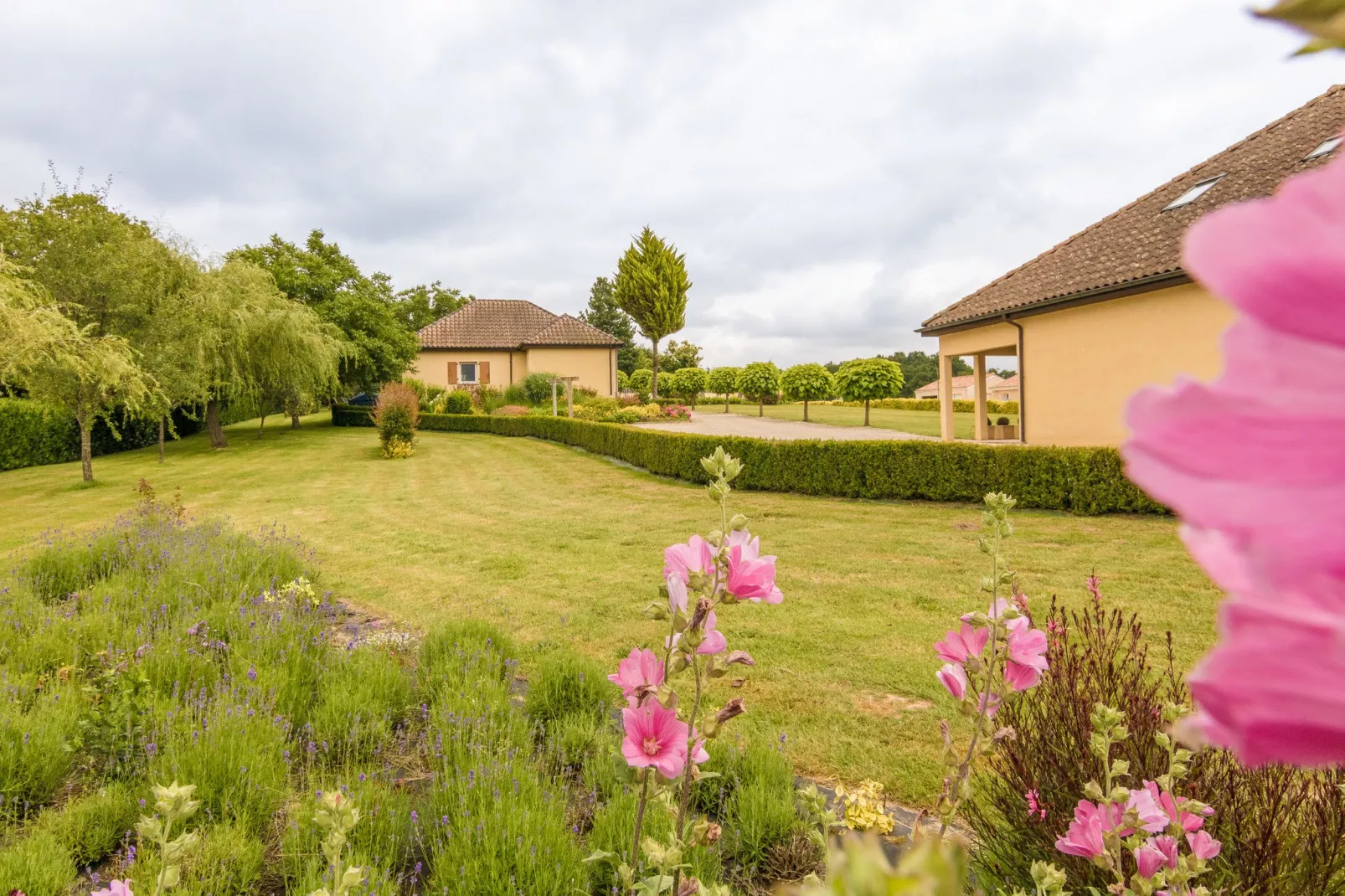 Domaine le Perrot-Buitenkant zomer