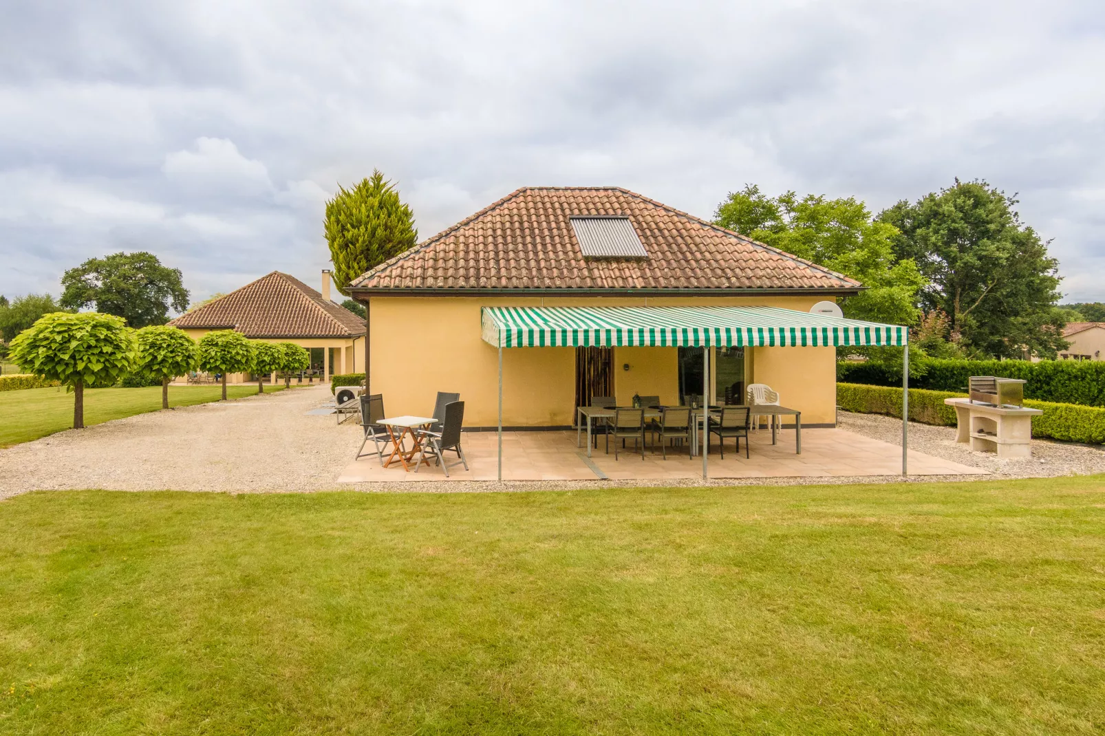 Maison Le Perrot-Buitenkant zomer