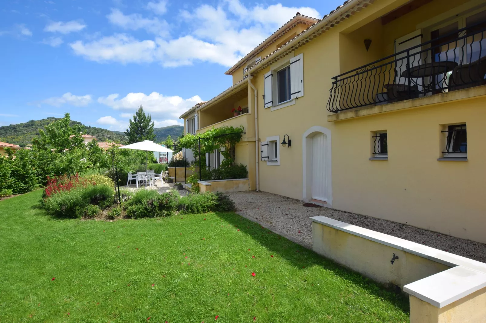 Appartement - MONTBRUN-LES-BAINS-Buitenkant zomer