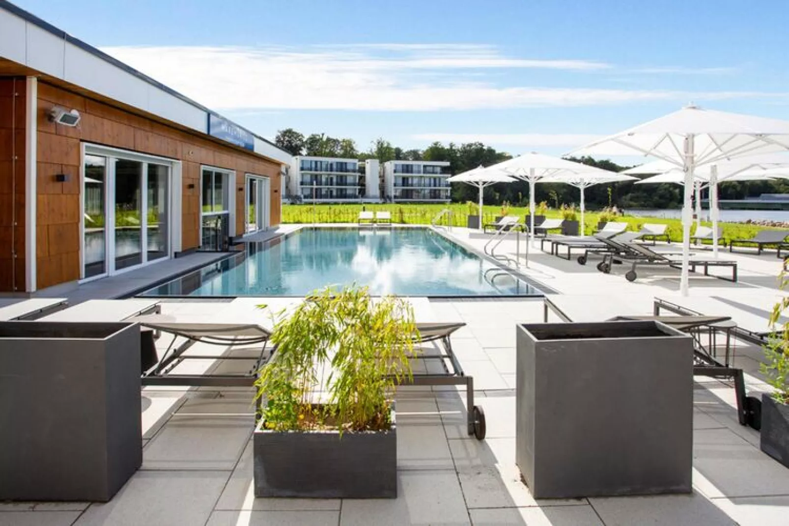 Apartments im MAREMÜRITZ Yachthafen Resort & Spa / Fortuna Suite Landseite 3 Personen-Zwembad