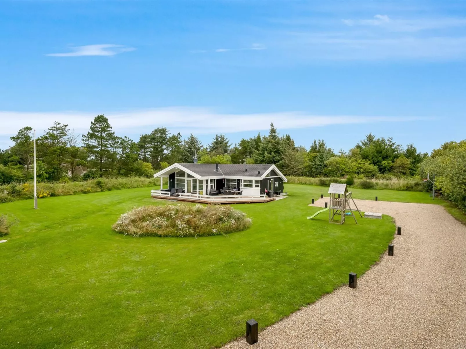 "Sviðandi" - 1.5km from the sea-Buiten